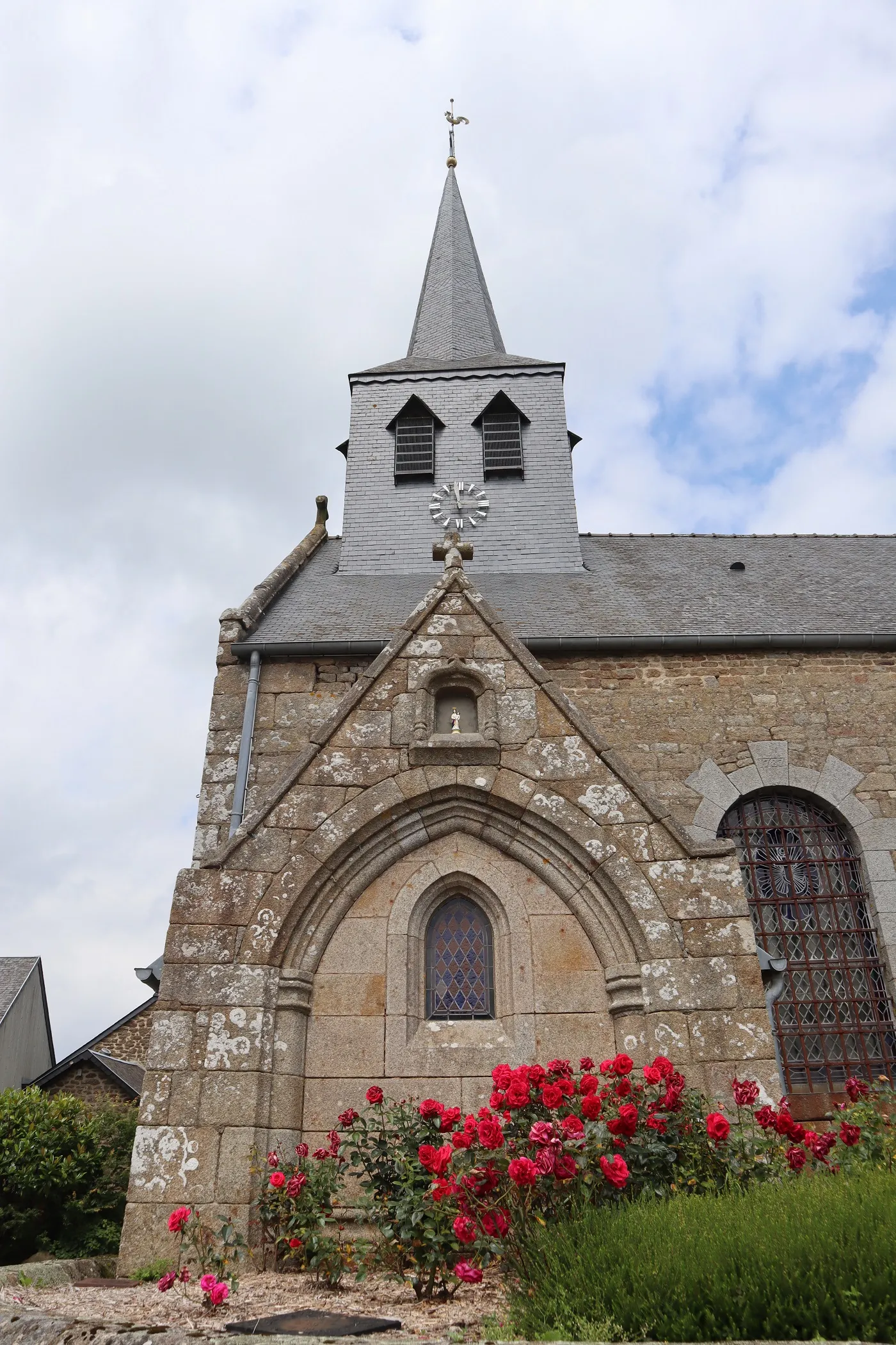Photo showing: Extérieur de l'église Saint-Martin de Mellé (35).