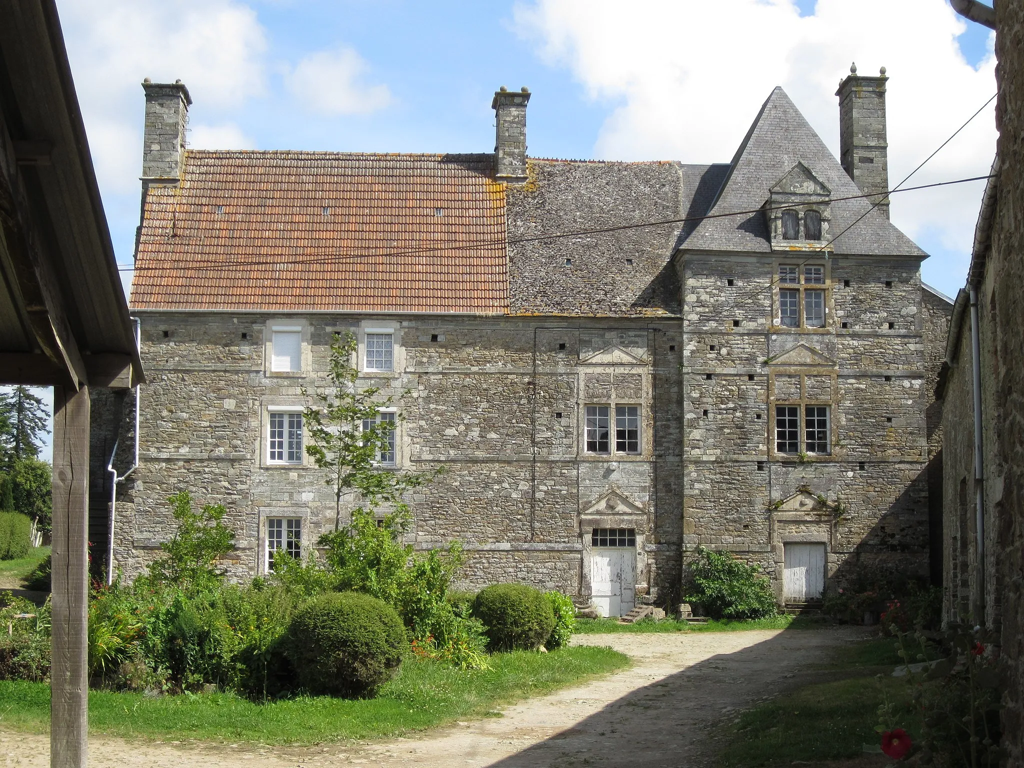 Photo showing: This building is indexed in the base Mérimée, a database of architectural heritage maintained by the French Ministry of Culture, under the reference PA00110539 .