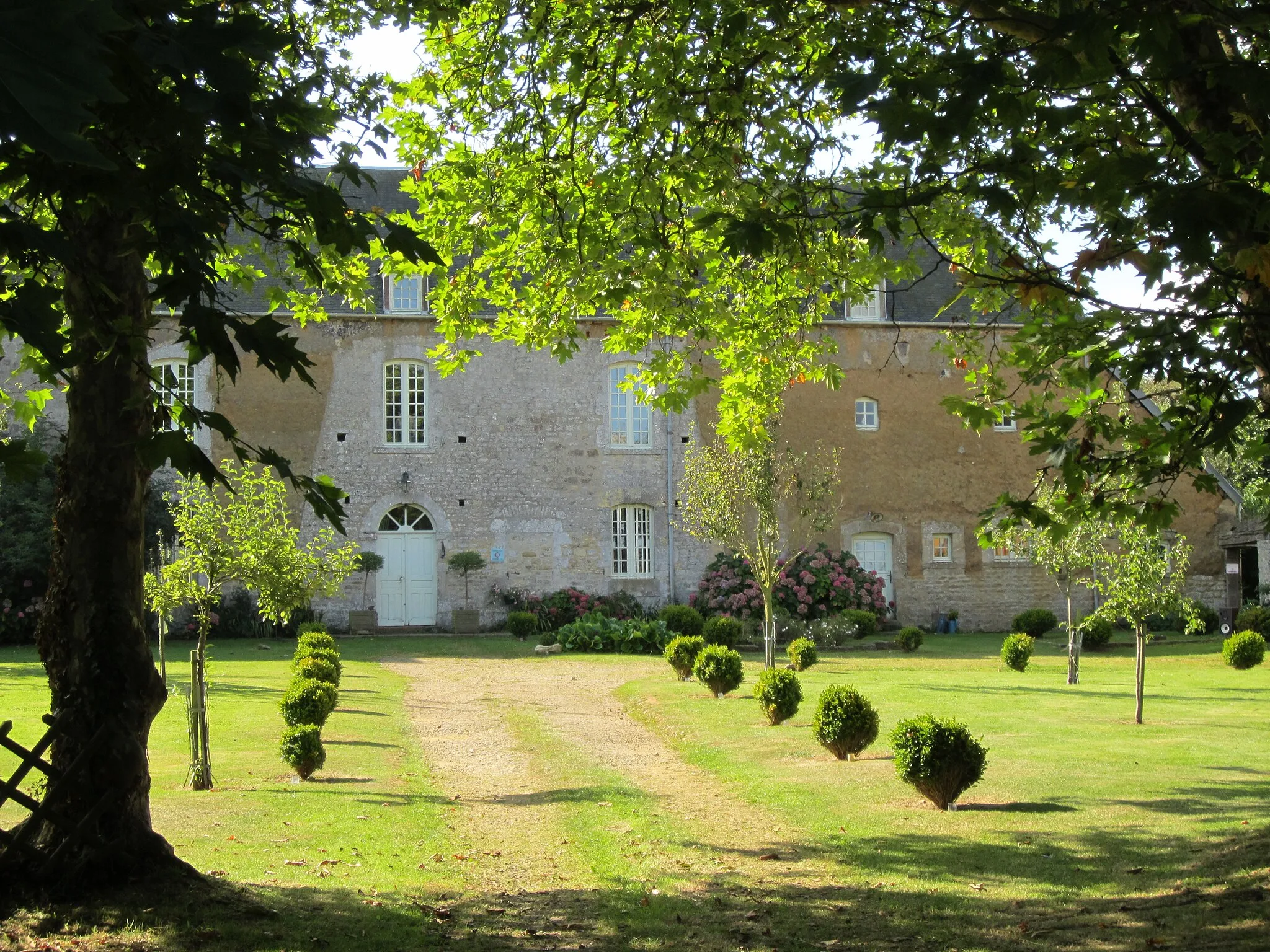 Photo showing: This building is indexed in the base Mérimée, a database of architectural heritage maintained by the French Ministry of Culture, under the reference PA50000074 .