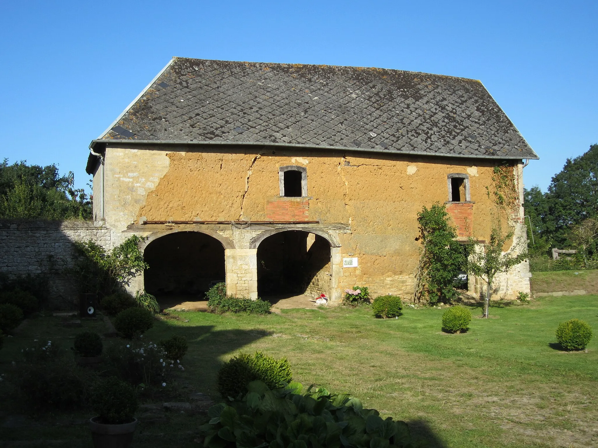 Photo showing: This building is indexed in the base Mérimée, a database of architectural heritage maintained by the French Ministry of Culture, under the reference PA50000074 .