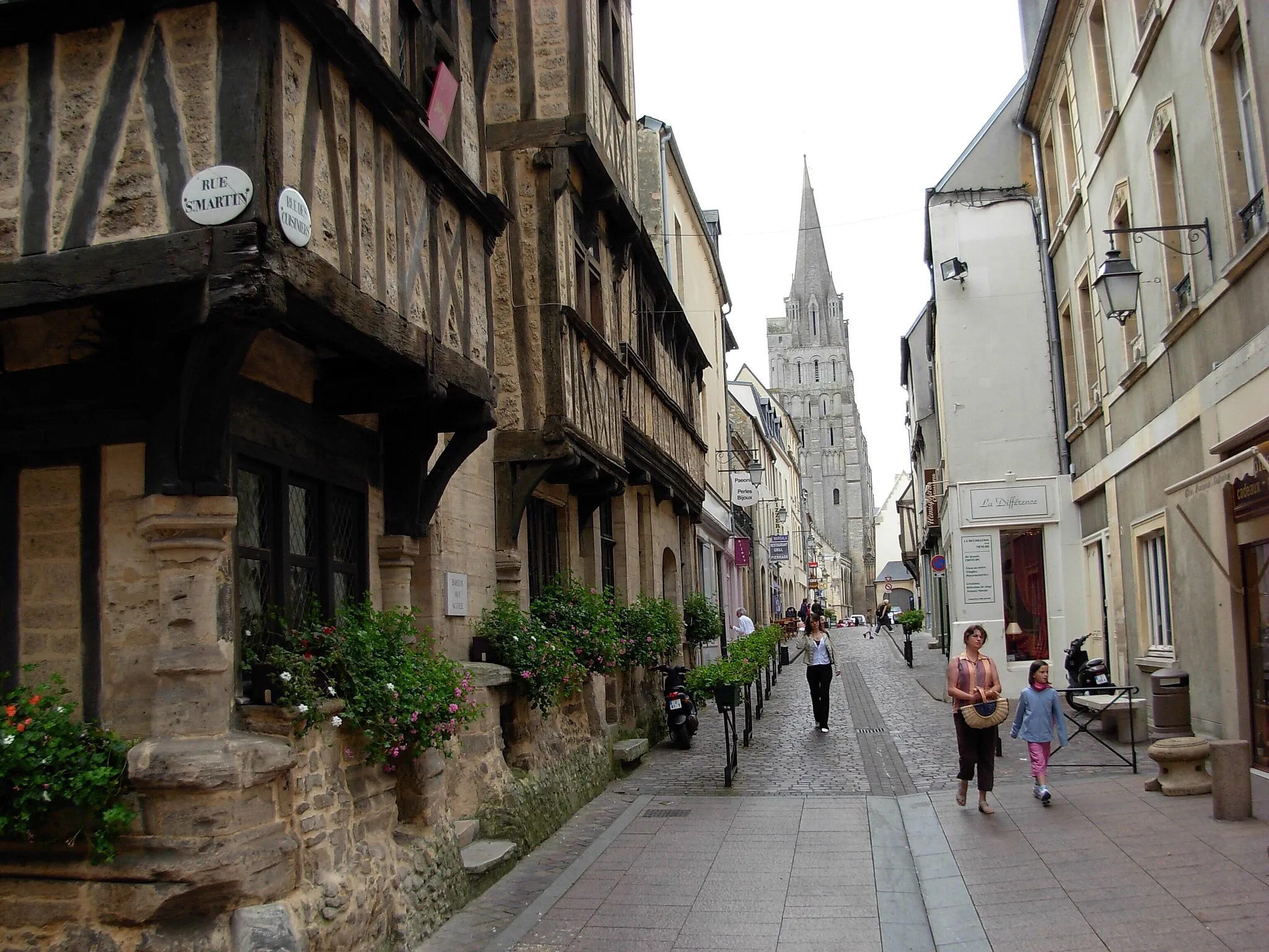 Photo showing: View of side road Bayeux Centre