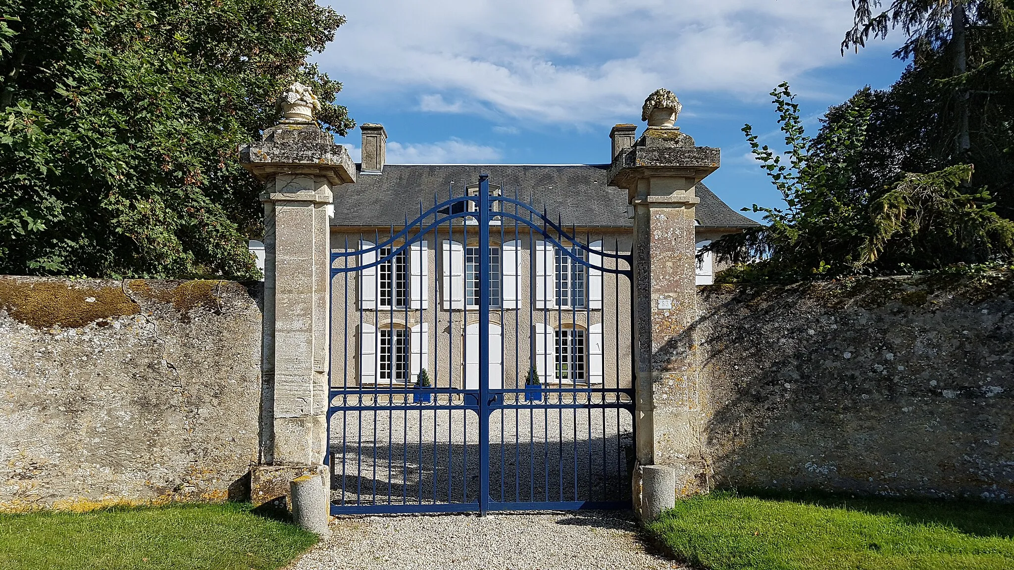 Photo showing: Hermanville sur Mer - Manoir de Prebois derrière son portail
