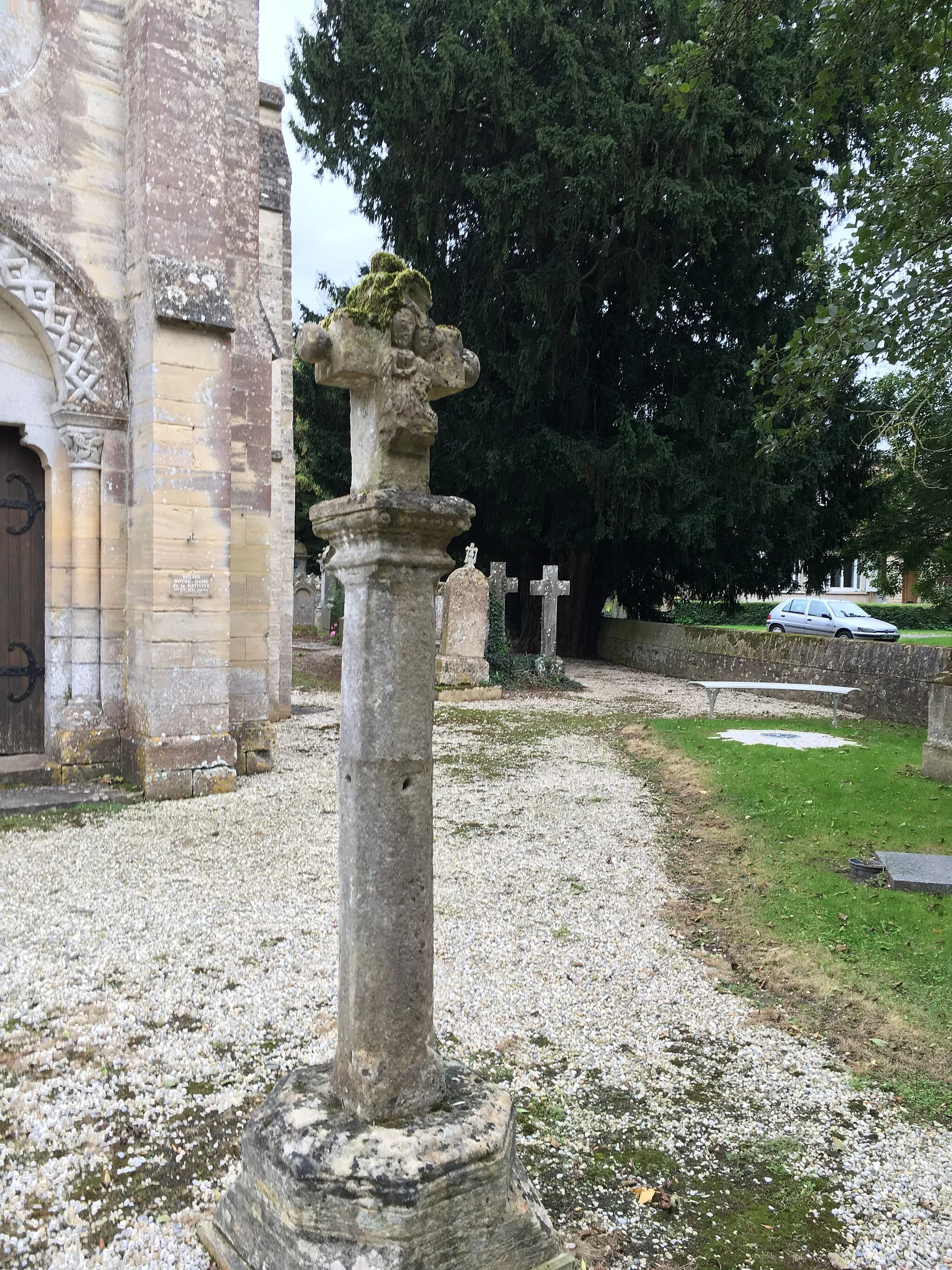 Photo showing: Croix de cimetière à Sully