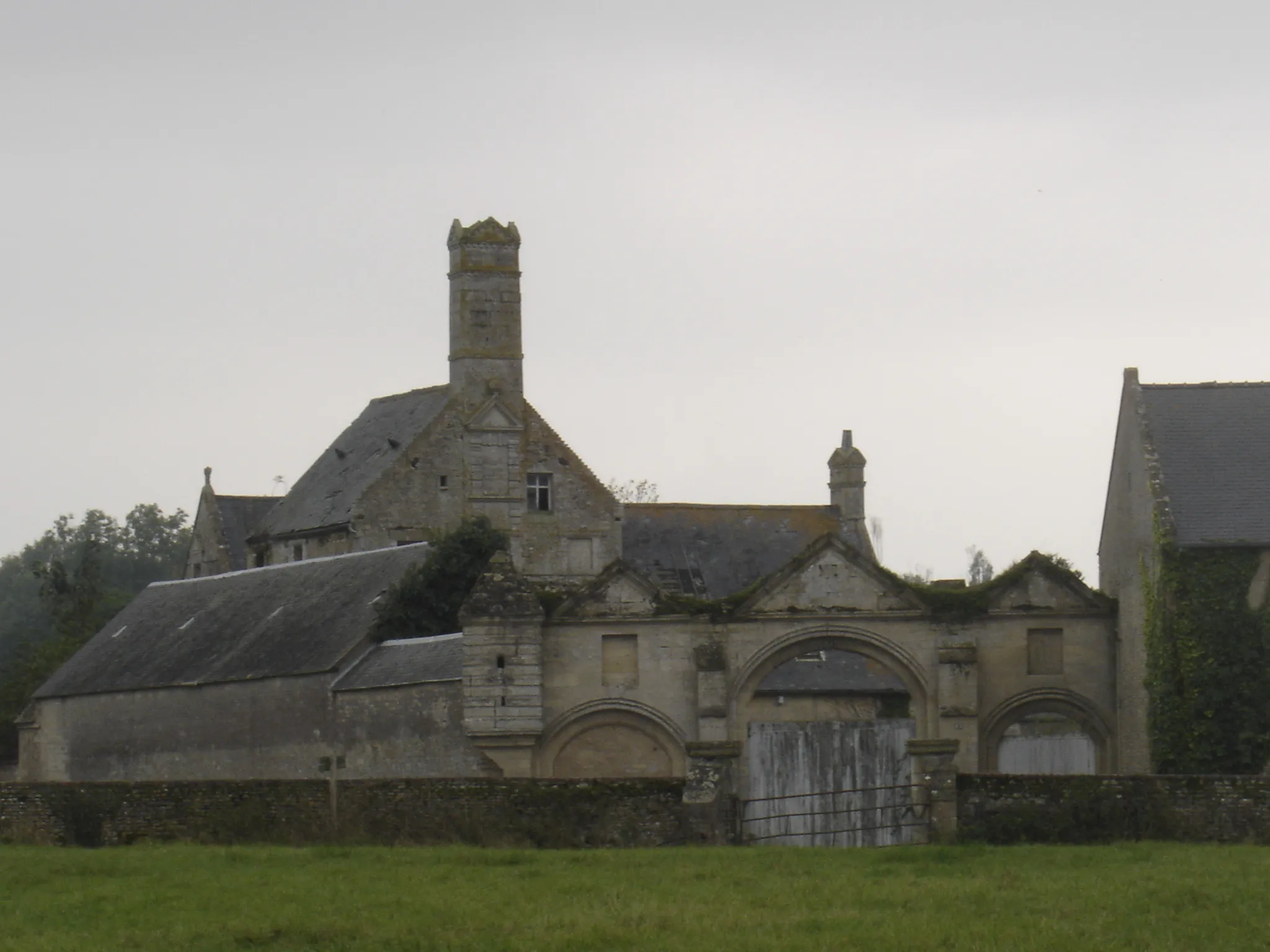 Photo showing: portail et bâtiments du Manoir du Pavillon vus d'un champ en face