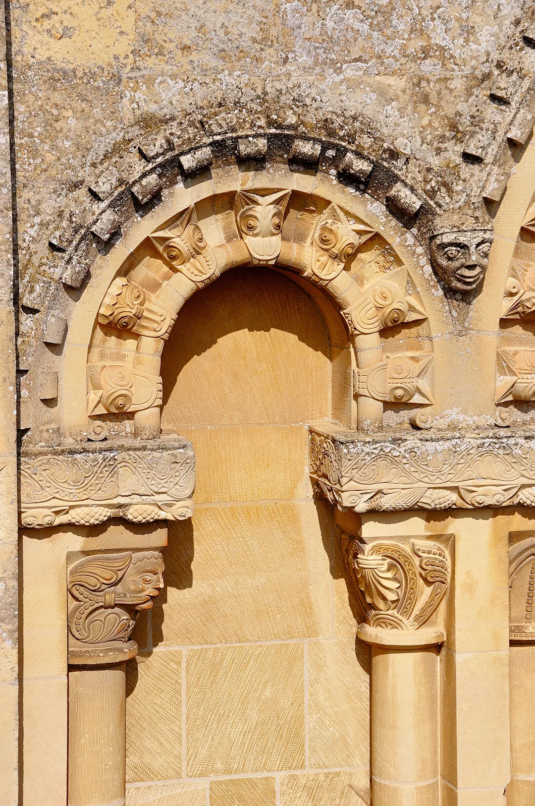 Photo showing: Beakheads sur une arcature de l'église Saint-Ouen de Rots