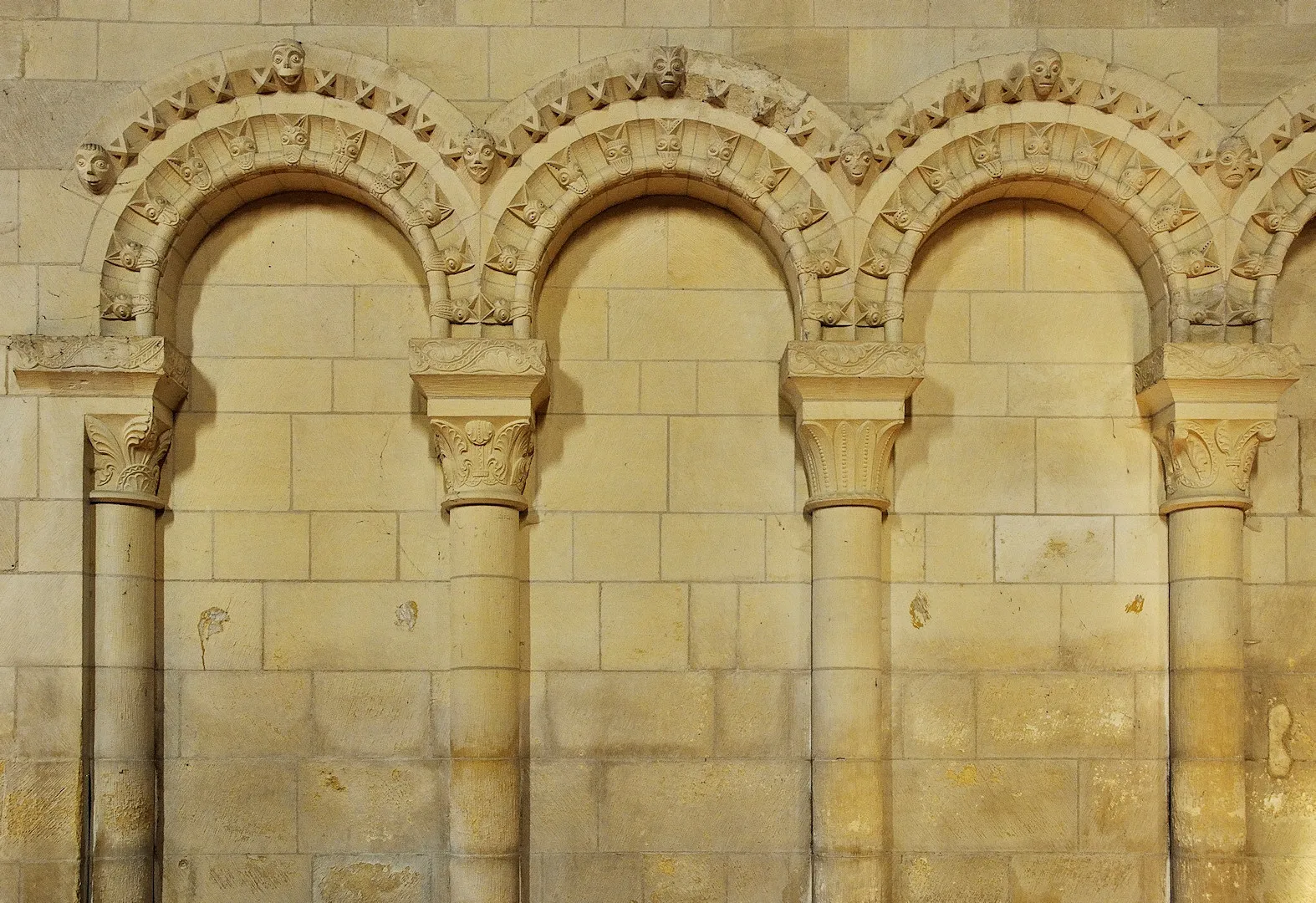 Photo showing: Arcatures avec beakheads dans l'église Saint-Ouen de Rots