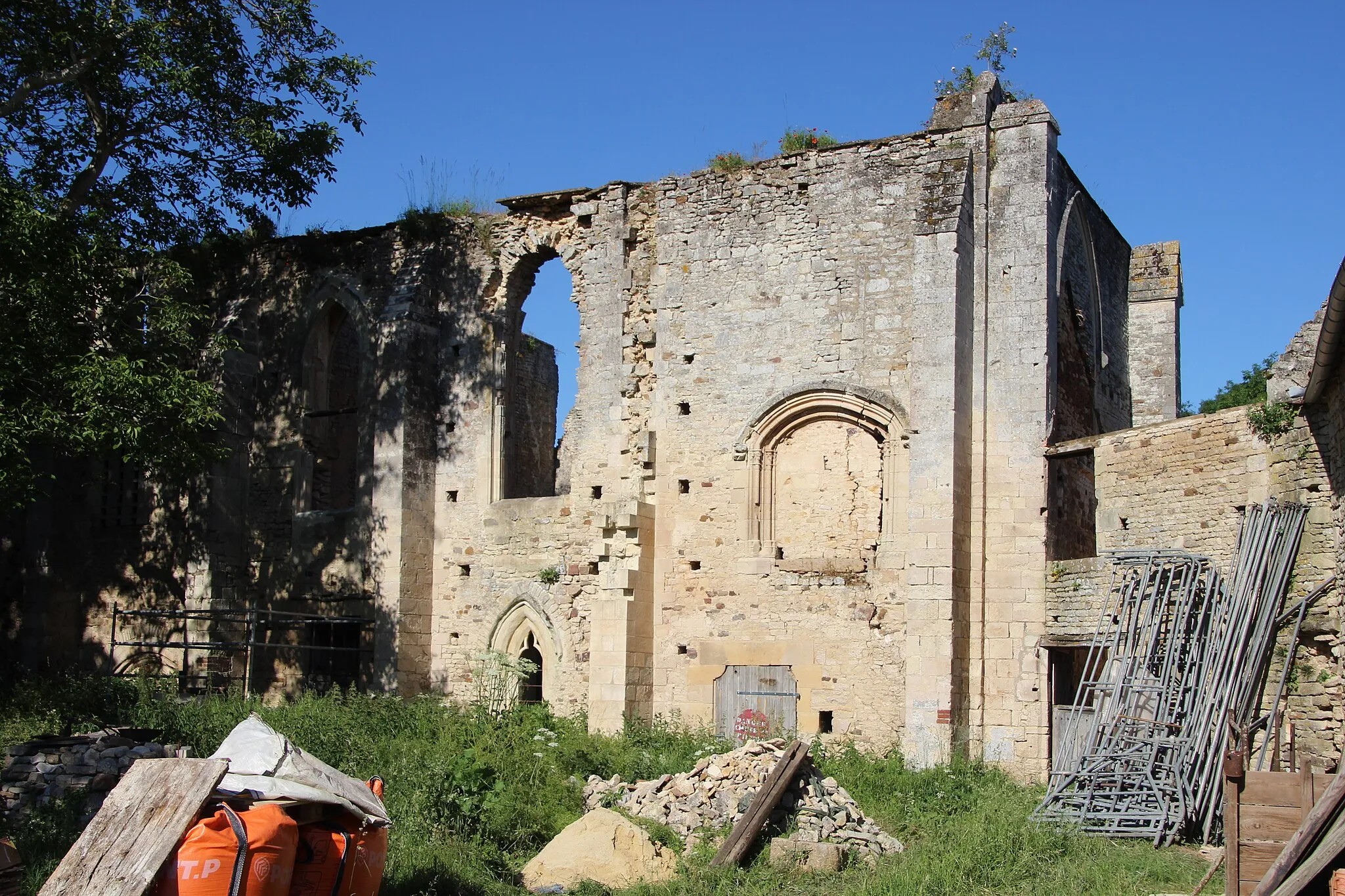 Photo showing: This building is indexed in the base Mérimée, a database of architectural heritage maintained by the French Ministry of Culture, under the reference PA00111590 .