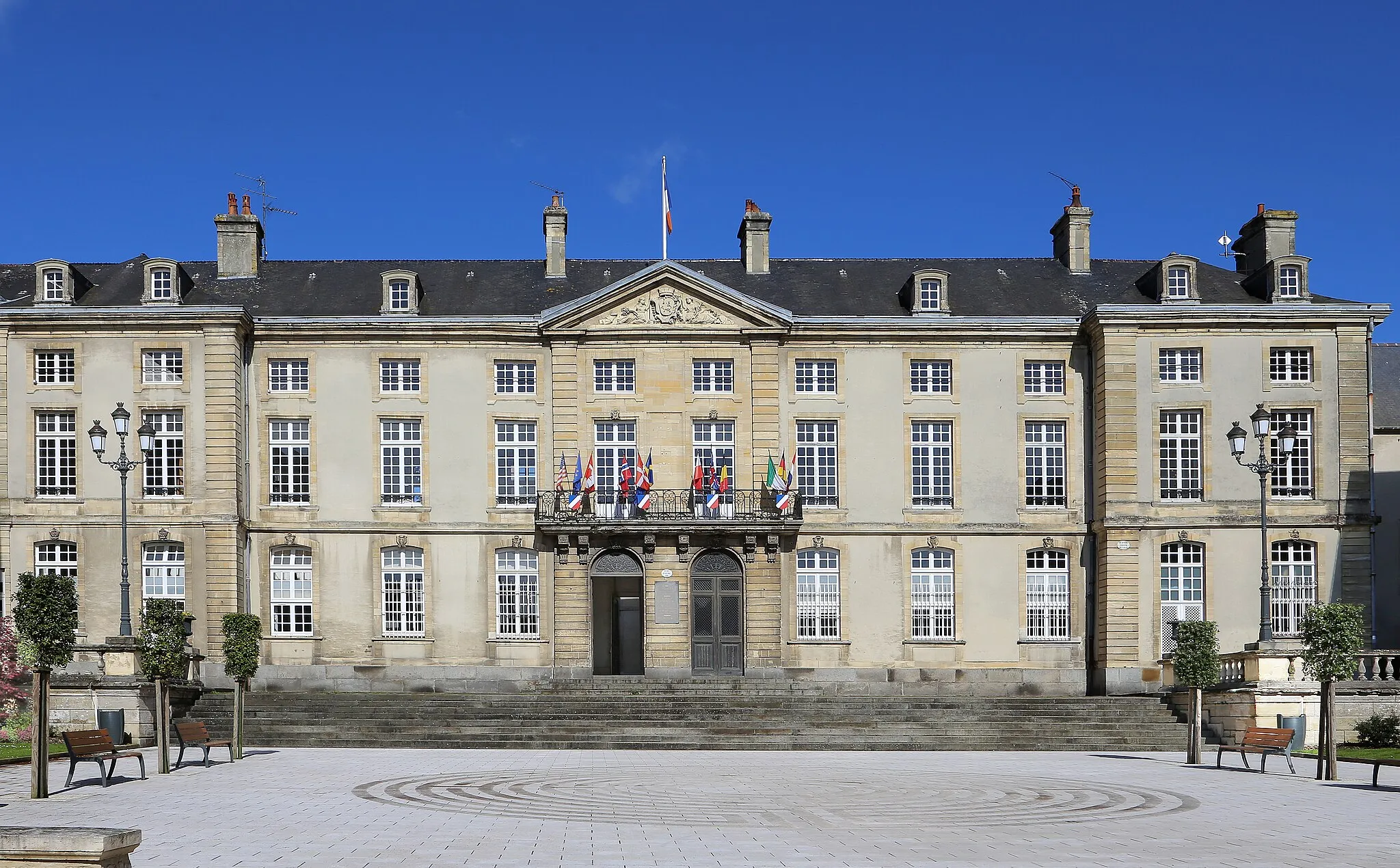 Photo showing: Bayeux town hall. The French city of Bayeux (approx. 13,000 inhabitants) in the Normandy region is the capital of the Bessin region.