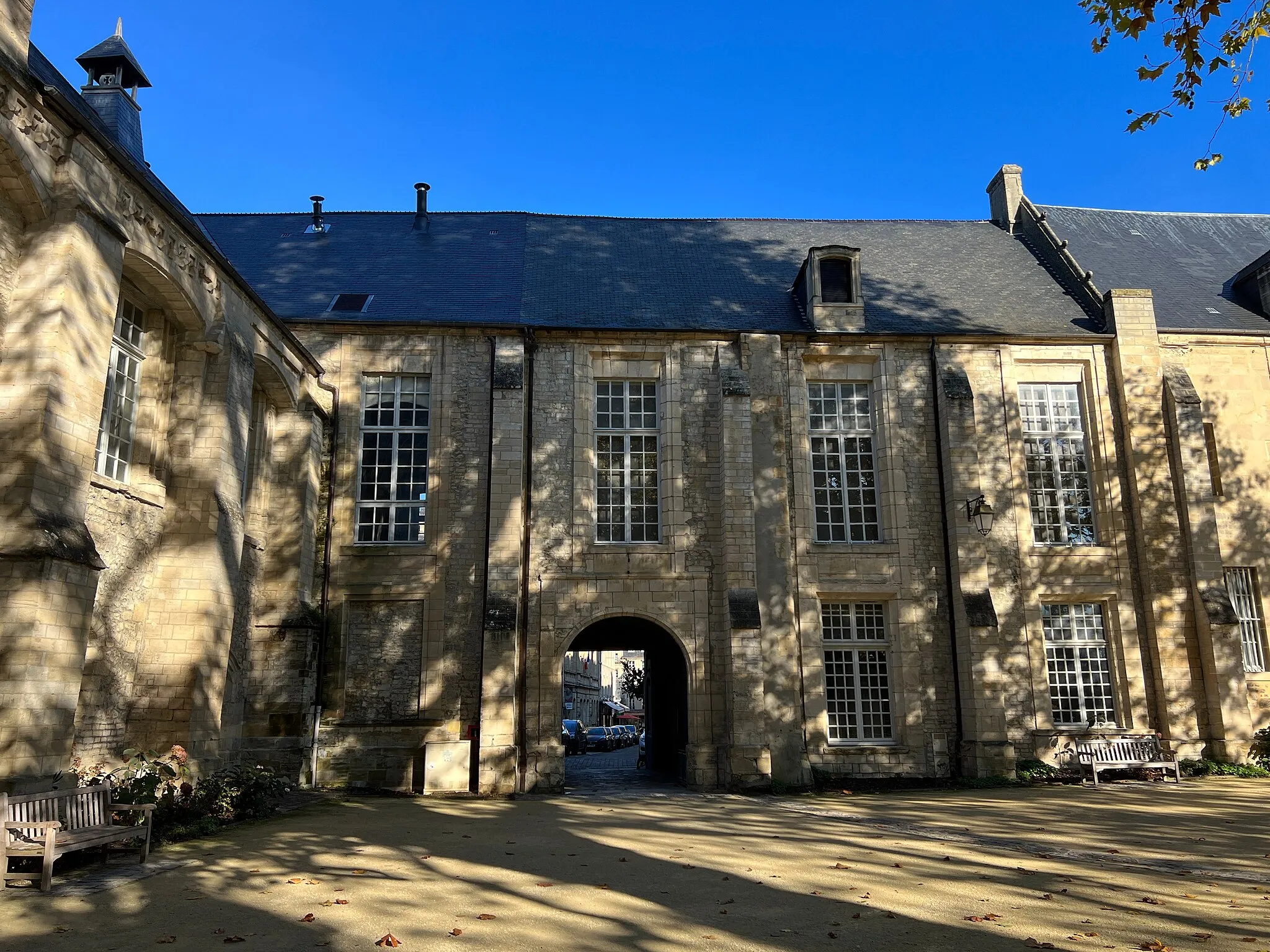 Photo showing: Ancien palais épiscopal de Bayeux.