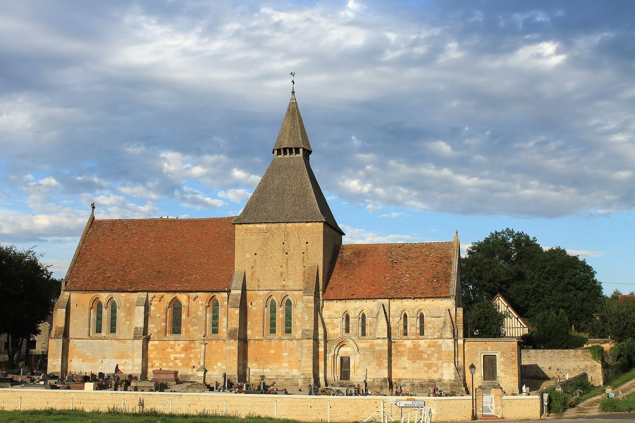 Photo showing: Église Notre-Dame d'Ouville-la-Bien-Tournée (Calvados). La toiture du clocher est faite de 43.000 lamelles de chataîgner