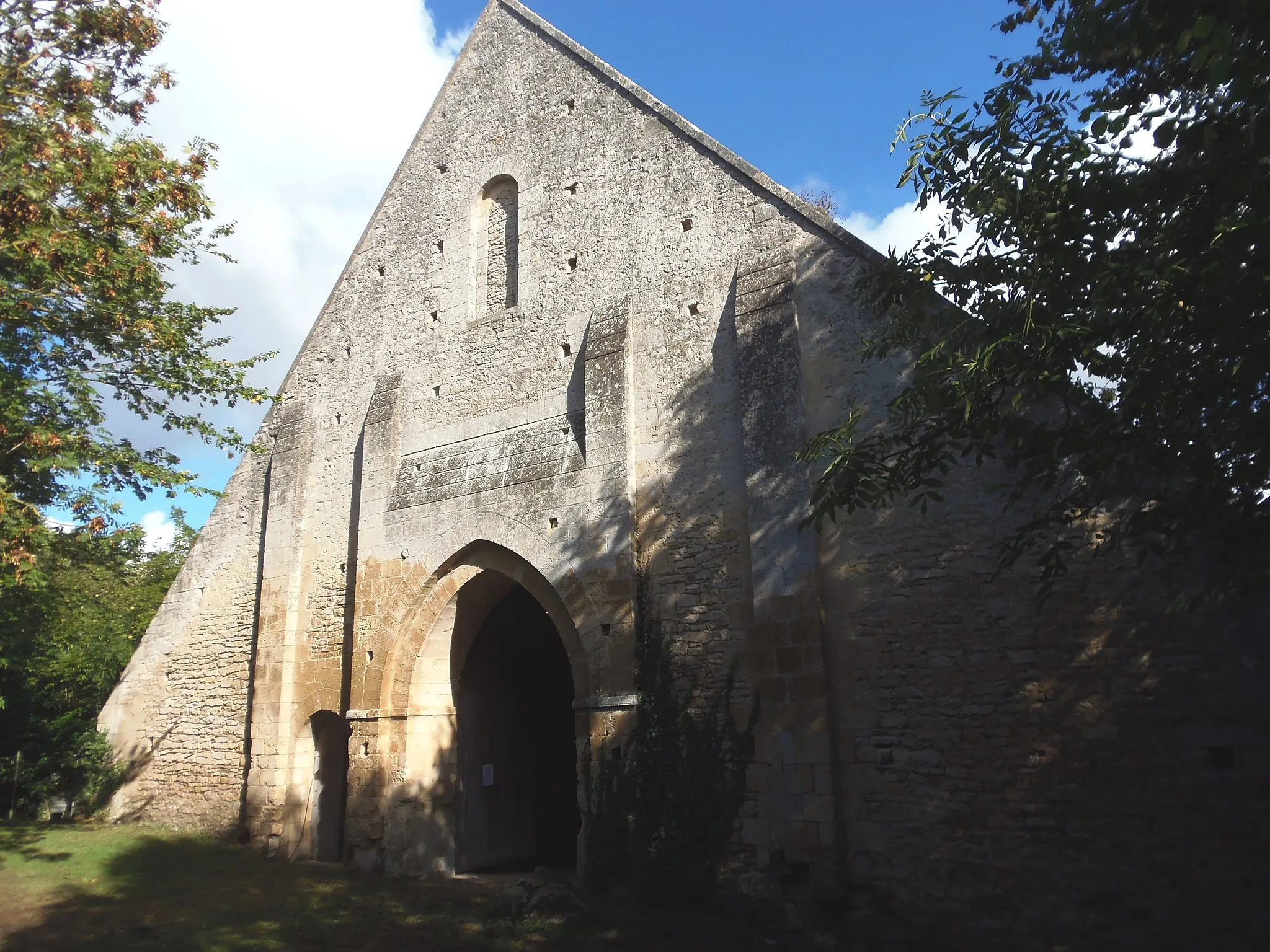 Photo showing: Perrières (Normandie, France). La grange dîmière avant l'incendie de décembre 2013.