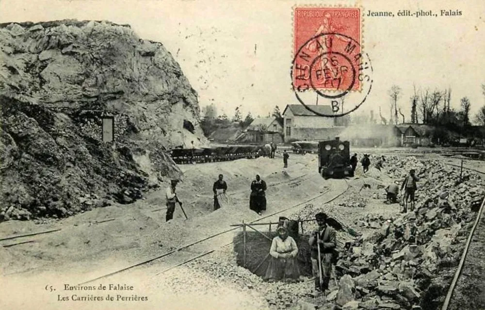 Photo showing: This quarry loco had double buffers. Those of the nearby Chemins de fer du Calvados had central buffers.