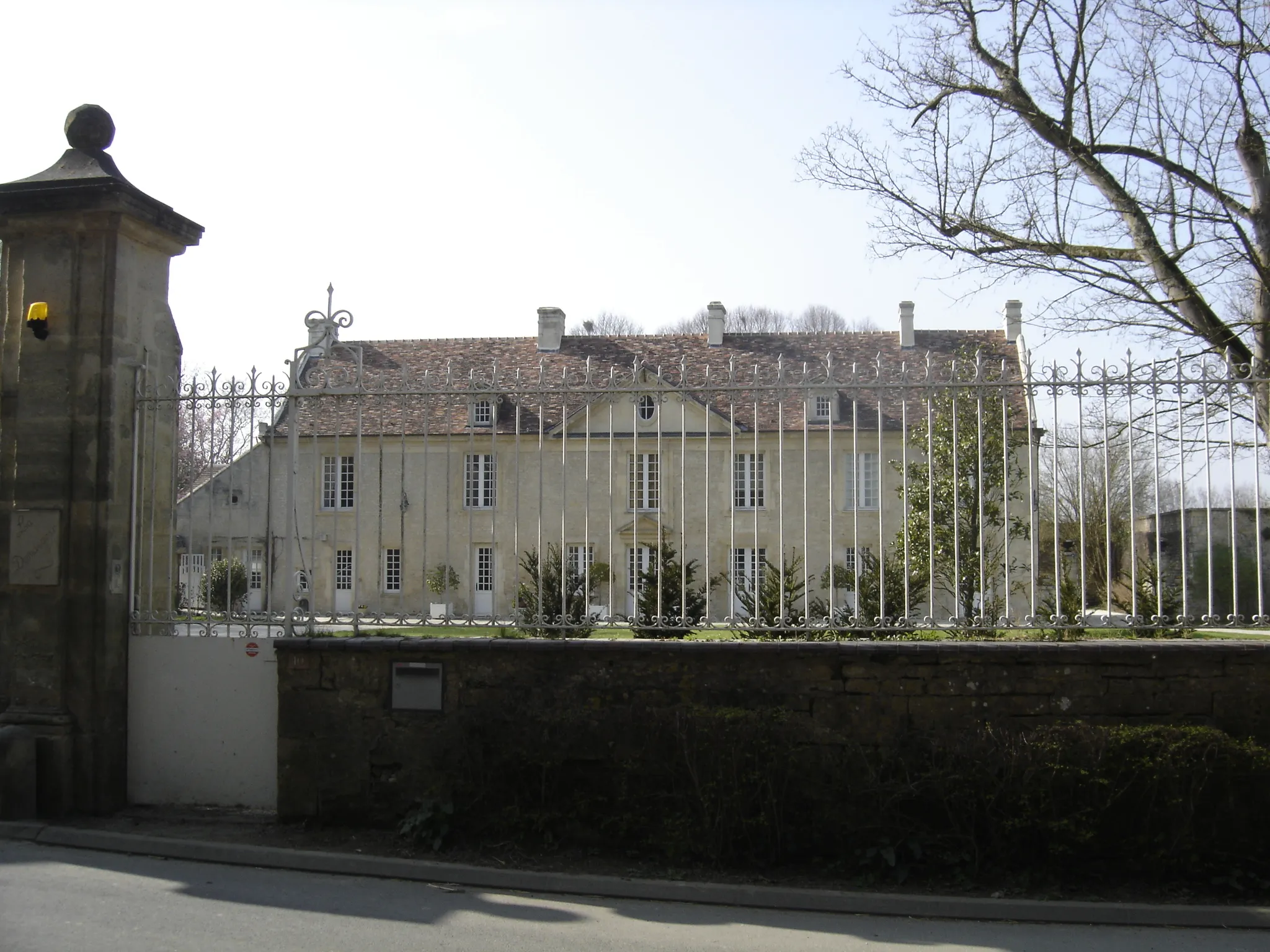 Photo showing: Manoir du XVIIIè siècle , le fronton central est percé d'un oeil de boeuf