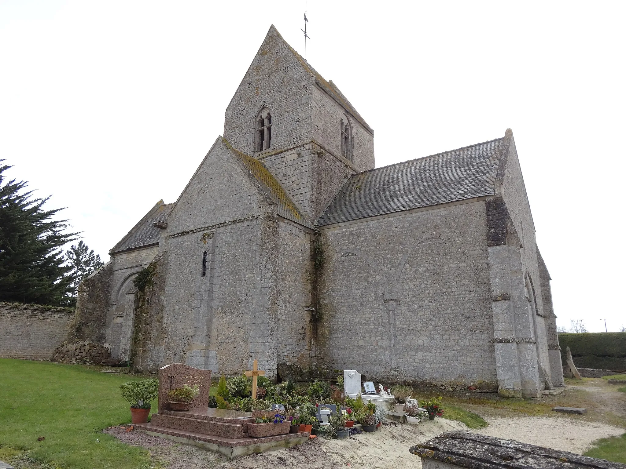 Photo showing: Façade nord de l'église Saint-Pierre