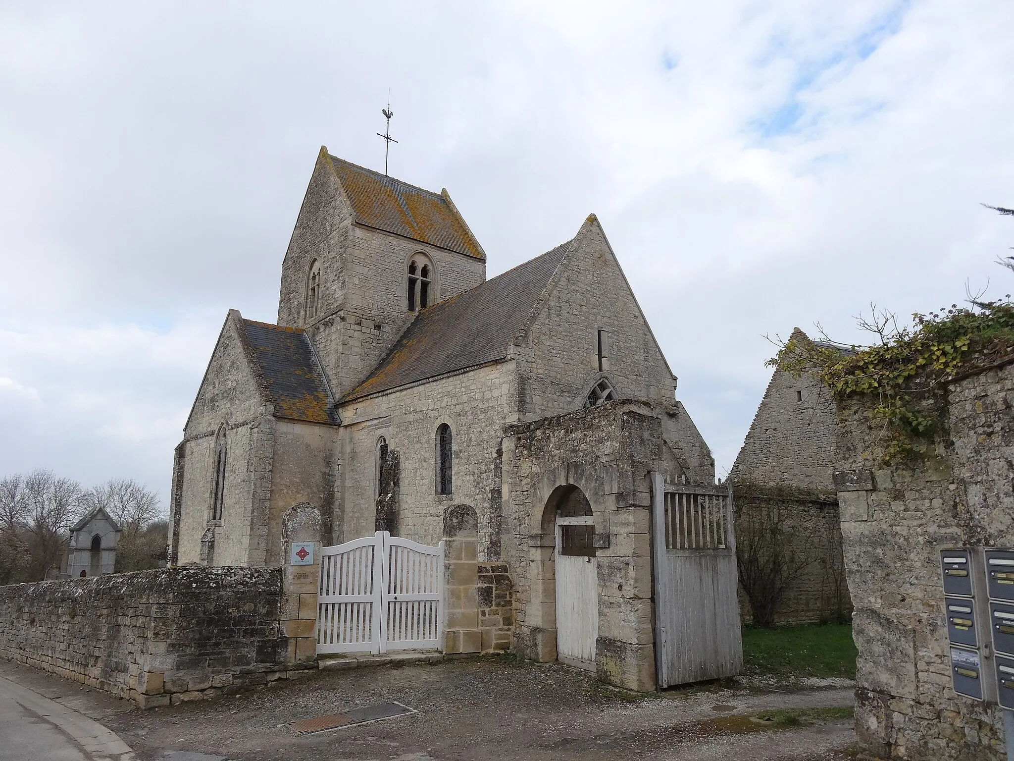 Photo showing: façade sud et chevet plat de l'église vus de la rue de l'Eglise