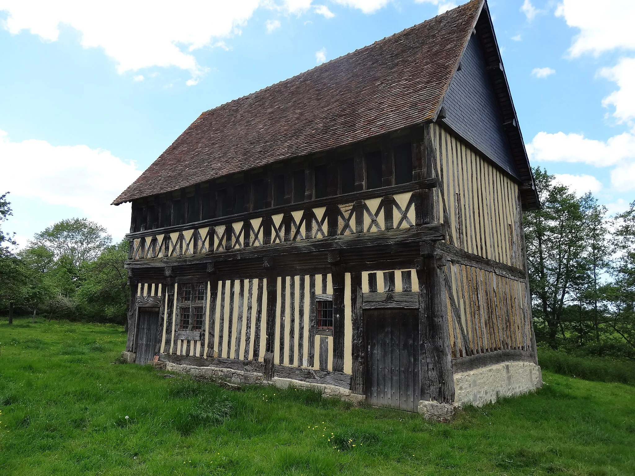 Photo showing: Manoir de St Gilles-de-Livet à Rumesnil , façades sud et est. La façade sud est en encorbellement.