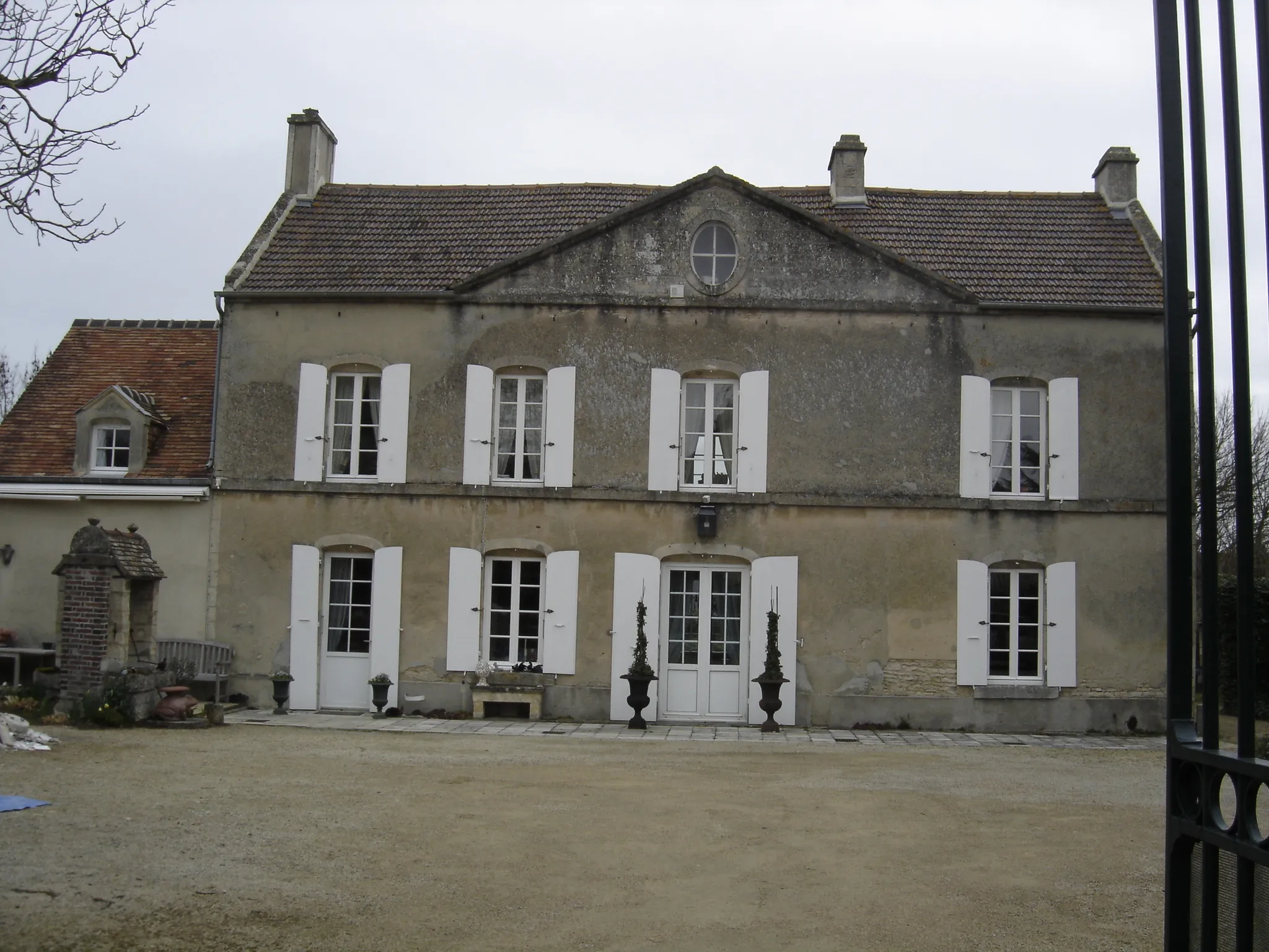 Photo showing: maison de maître du XVIIIè siècle, le fronton central est percé d'une ouverture