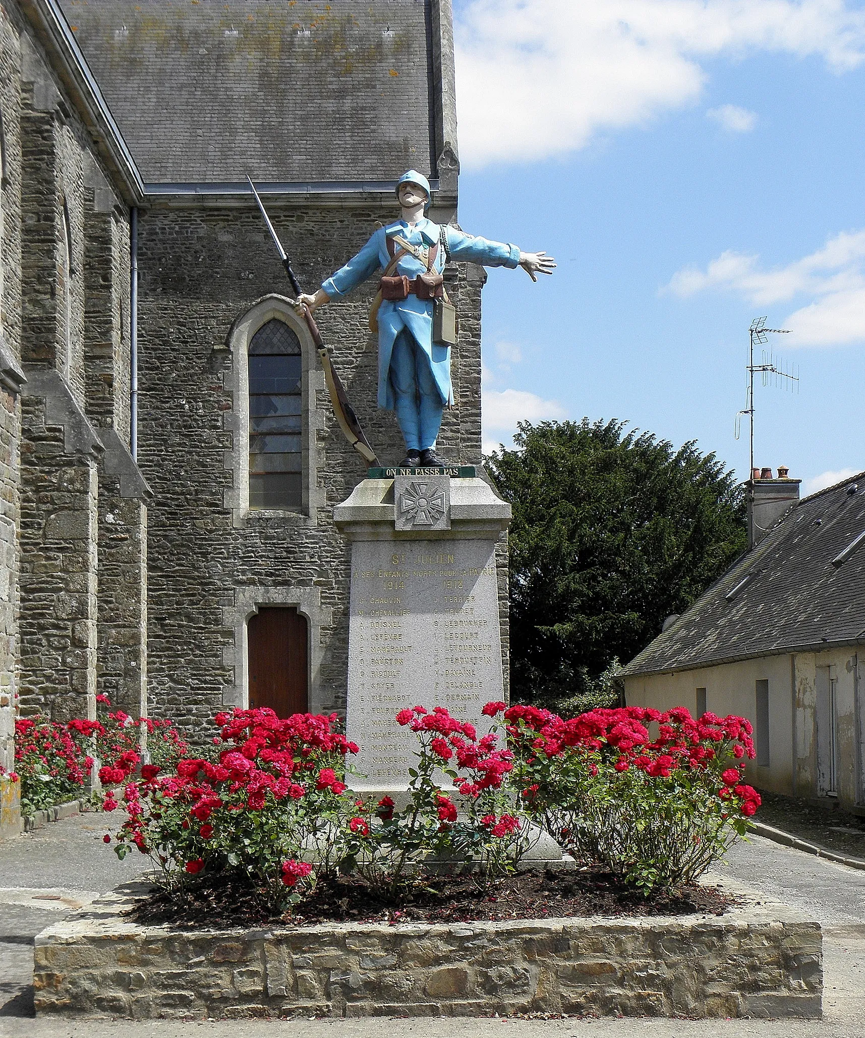 Photo showing: Monument aux morts de Saint-Julien-du-Terroux (53).