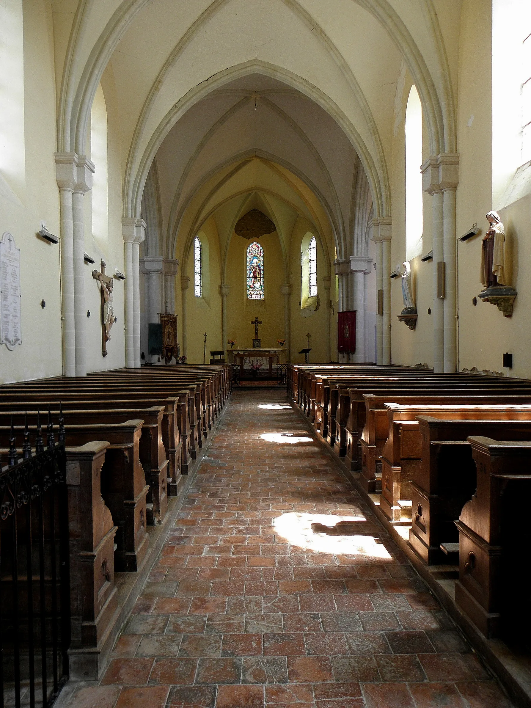 Photo showing: Église Saint-Julien de Saint-Julien-du-Terroux (53). Nef.