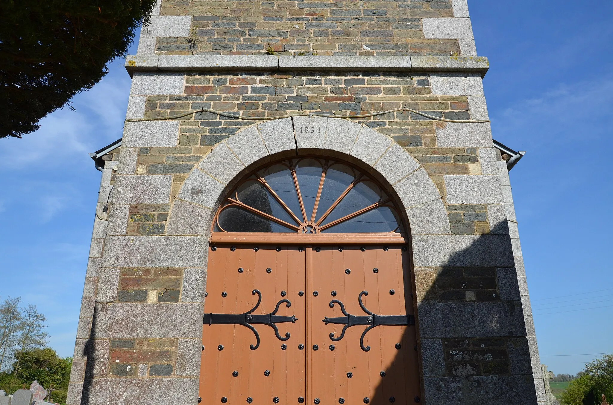 Photo showing: Portique de l'église Saint-Denis de Saint-Denis-Maisoncelles.