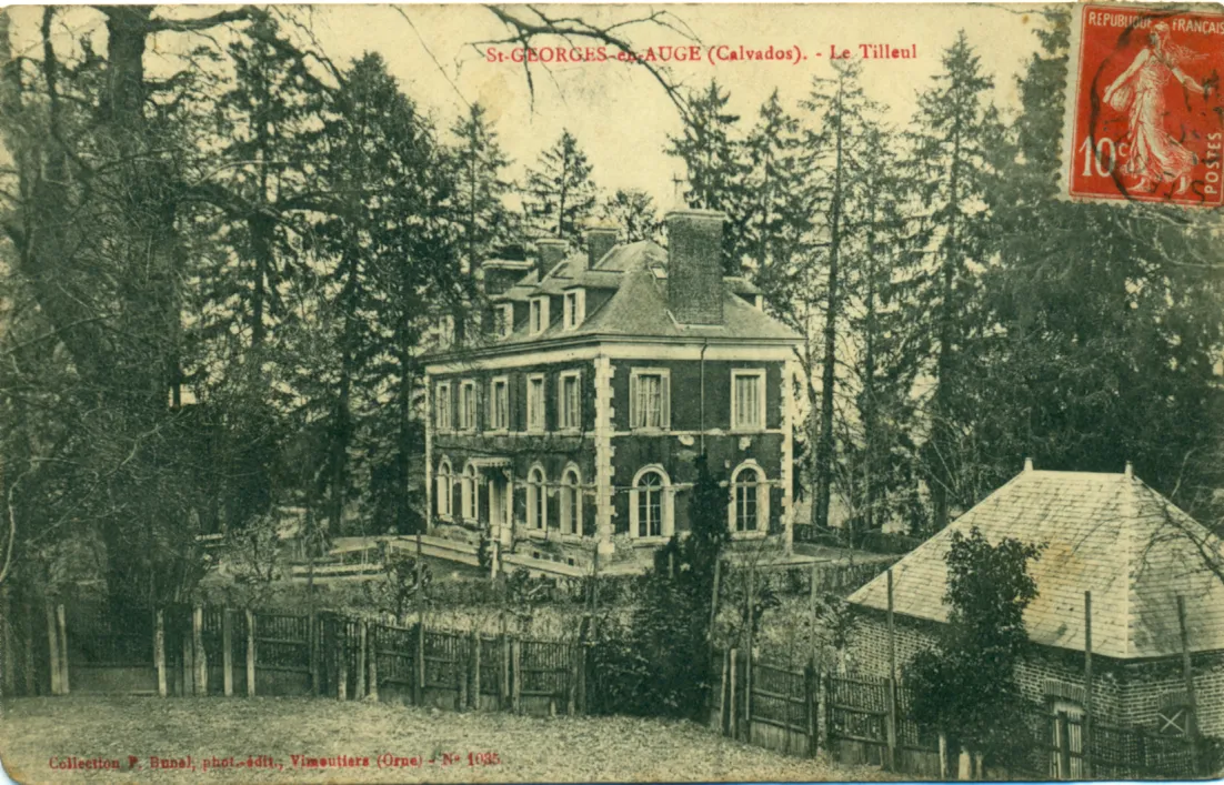 Photo showing: Black and white postcard of the Tilleul manor house in Saint-Georges-en-Auge (Calvados, France)