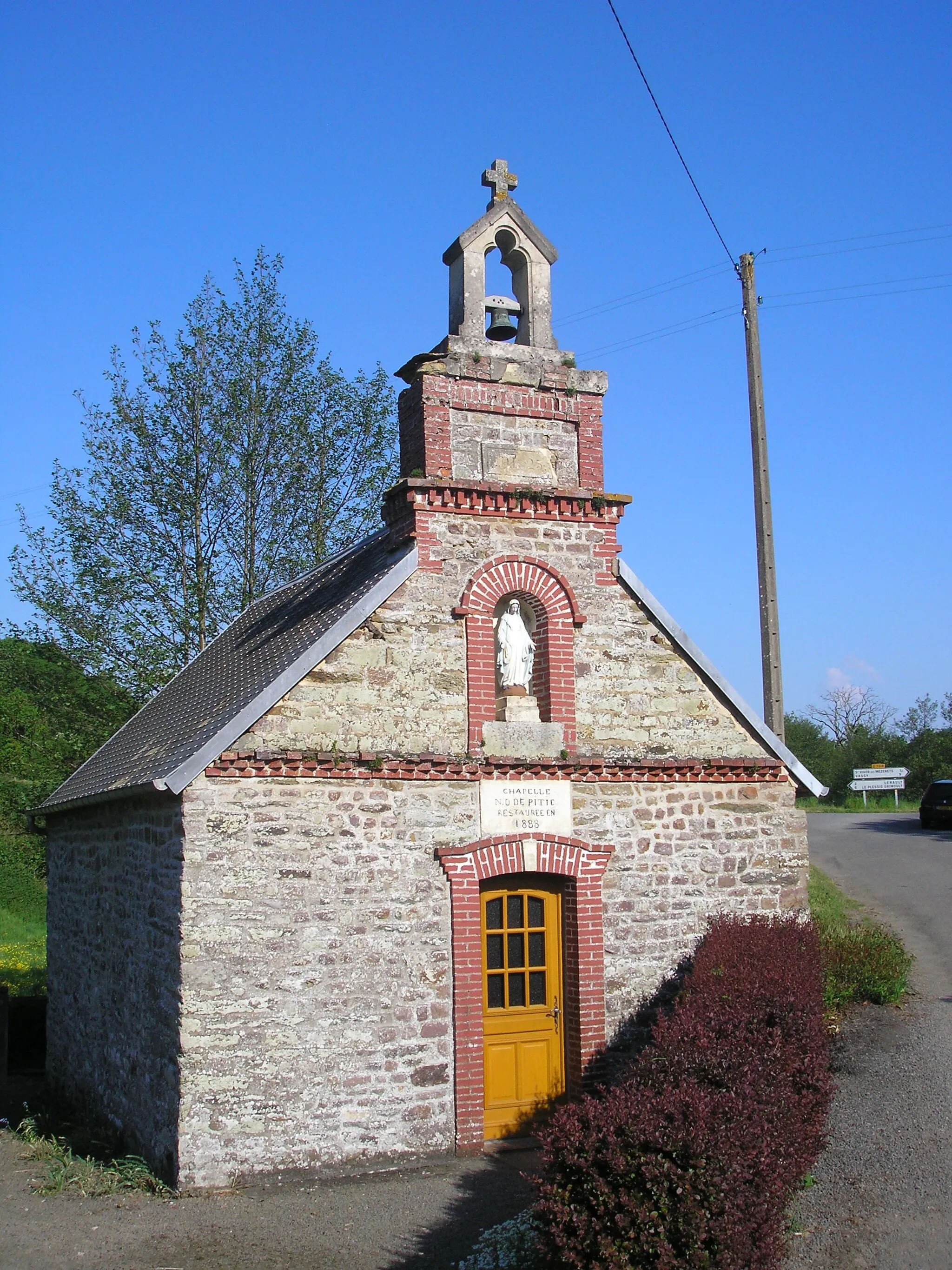 Photo showing: Saint-Jean-le-Blanc (Normandie, France). La chapelle Notre-Dame-de-Pitié, dite "chapelle de Marsangle", à la limite des communes de Lénault et de Saint-Vigor-des-Mézerets.