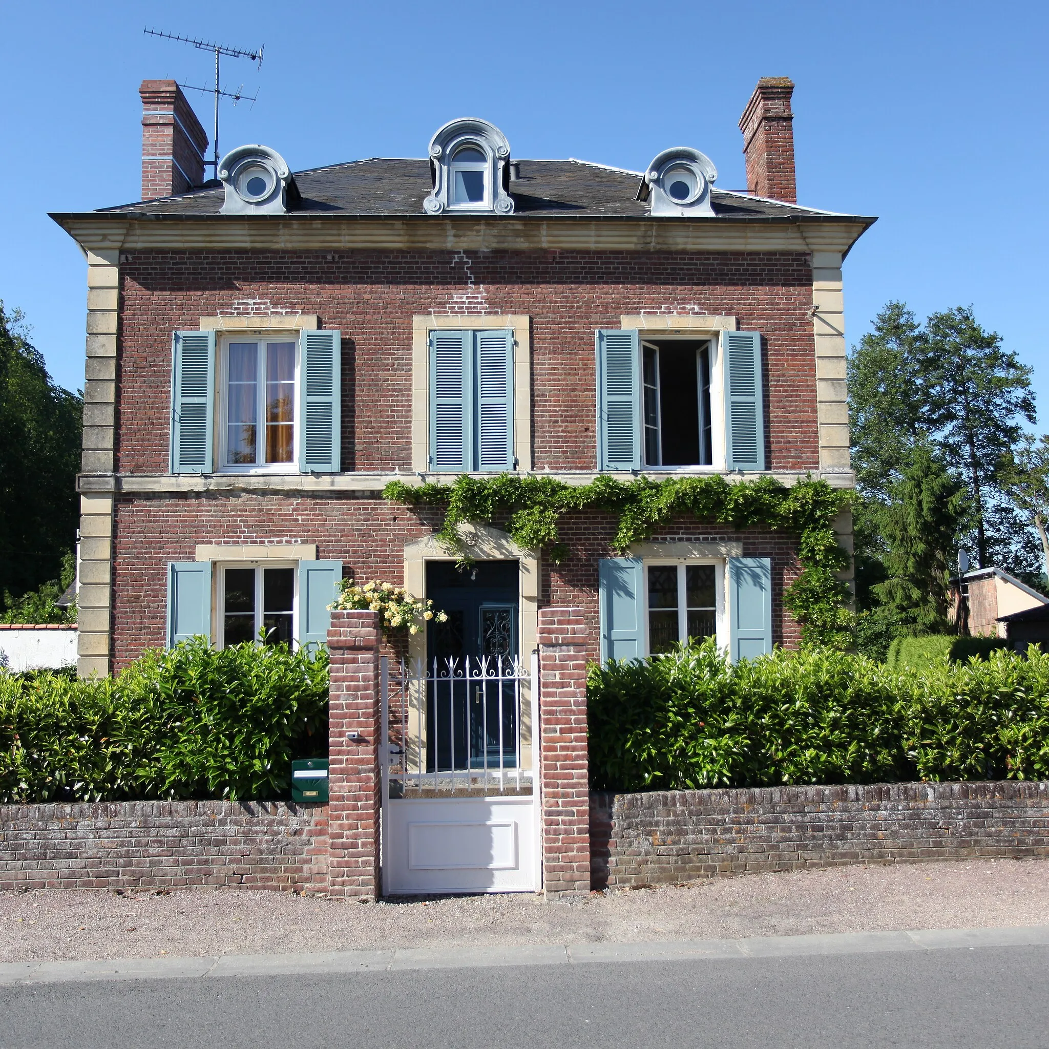 Photo showing: Saint-Julien le Faucon, Calvados, France. L'ancien presbytère, rue de Livarot.