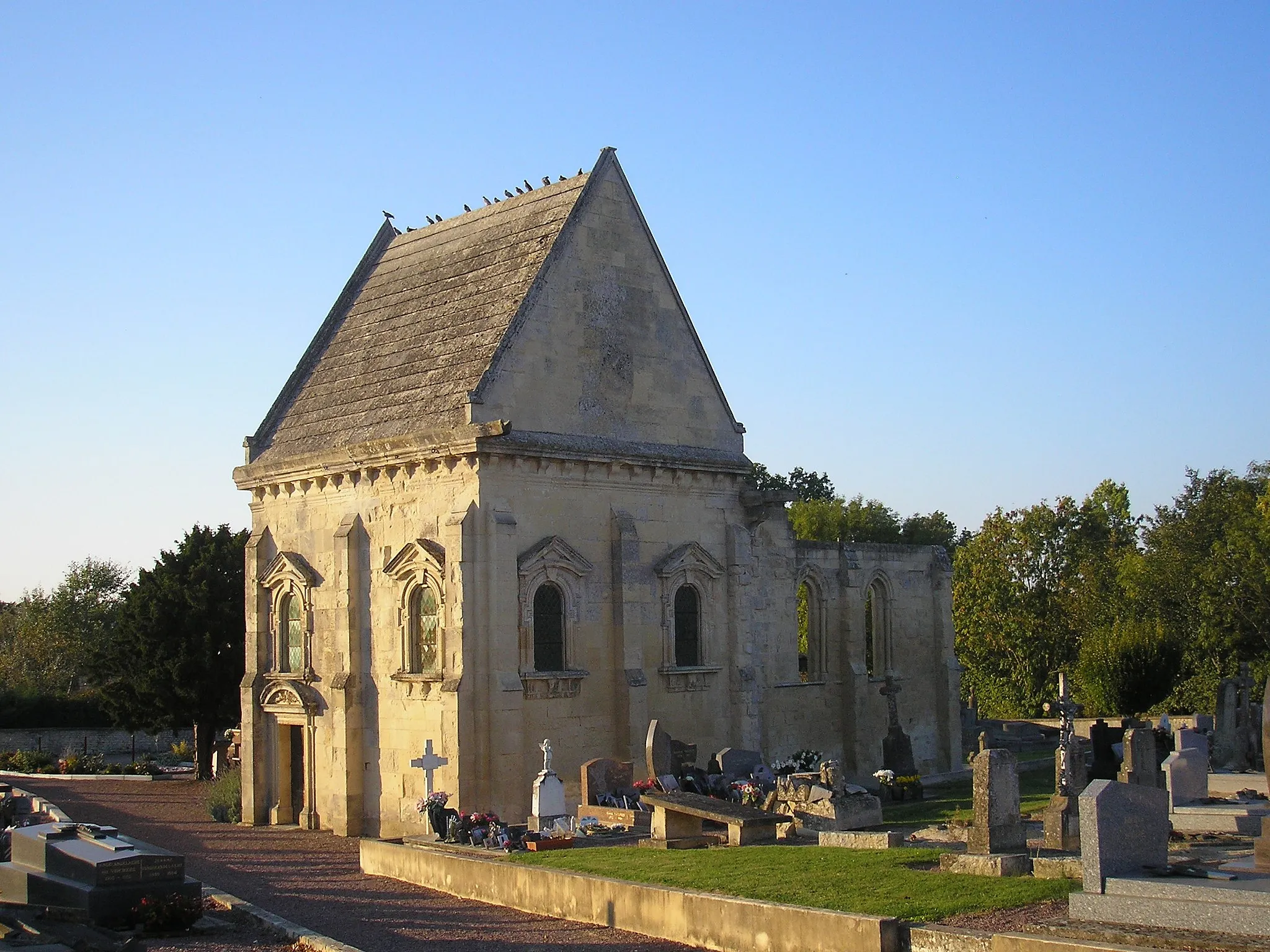Photo showing: Saint-Manvieu-Norrey (Normandie, France). La chapelle sépulcrale et la ruine de l'ancienne église Saint-Manvieu (chevet).