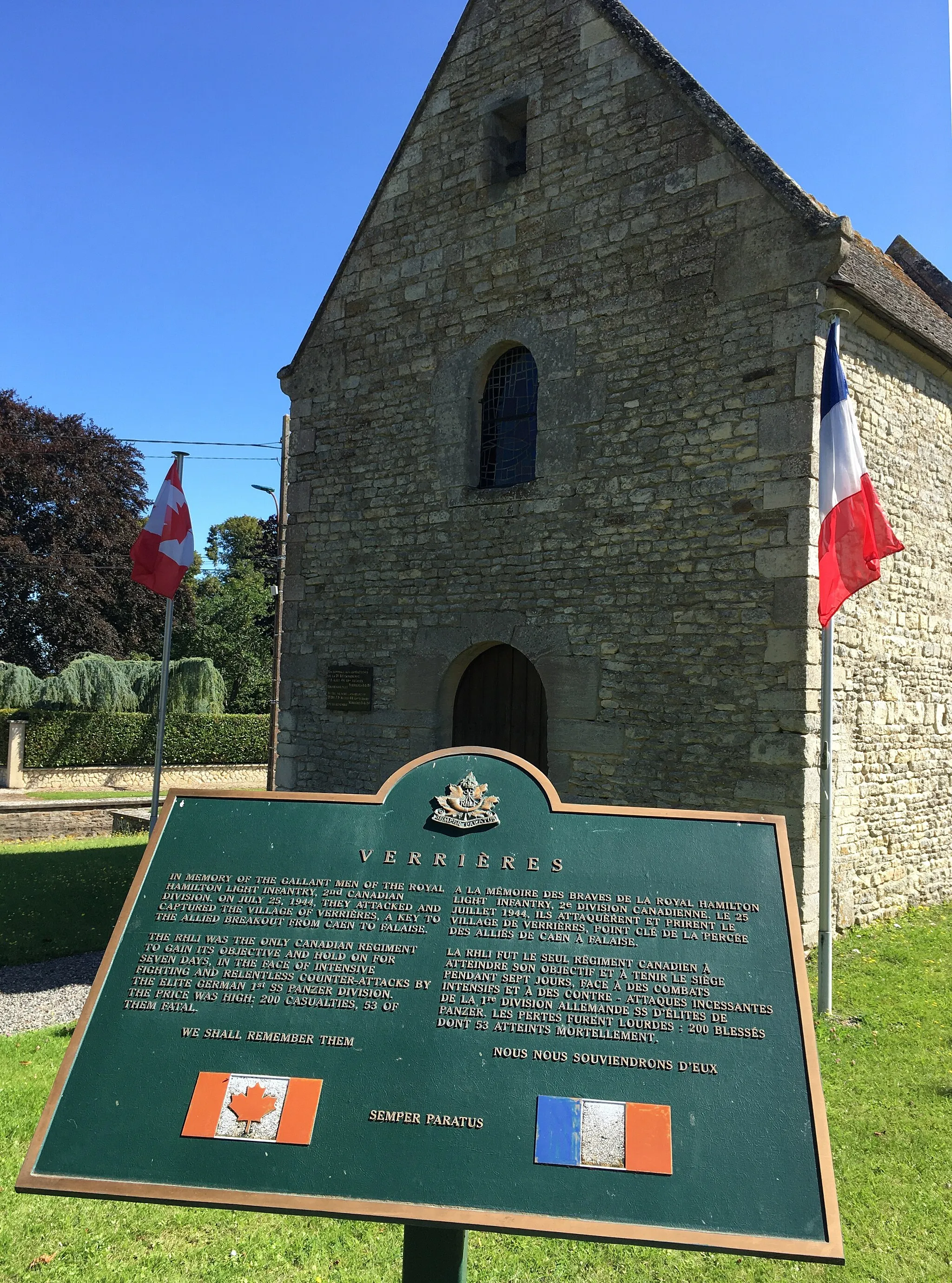 Photo showing: Entrance of the chapel with a plaque dedicated to the Royal Hamilton Light Infantry that took Vérrières on 25th July 1944 during the Totalize operation