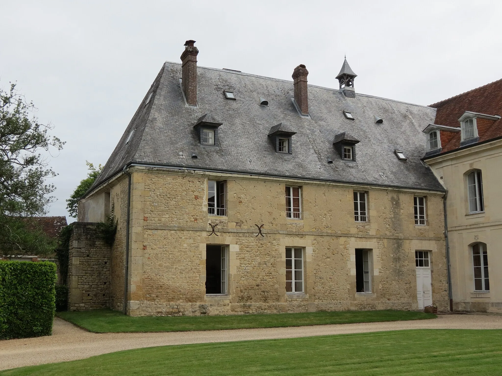 Photo showing: Cette aile du XVIIe est la seule des bâtiments conventuels conservée de l'abbaye du Val-Richer.