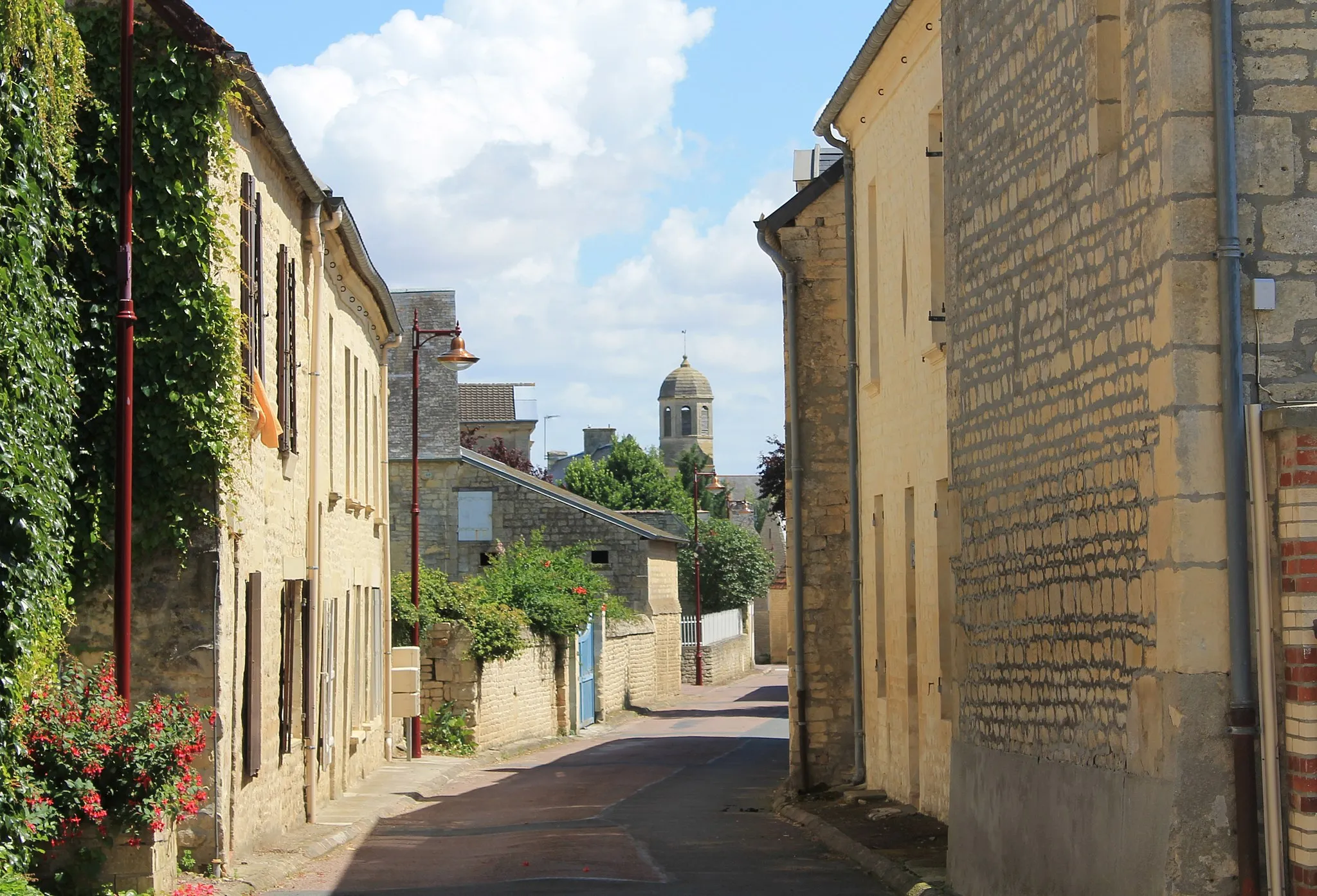 Photo showing: Rue de l'église à Sainte-Croix-Grand-Tonne (Calvados)