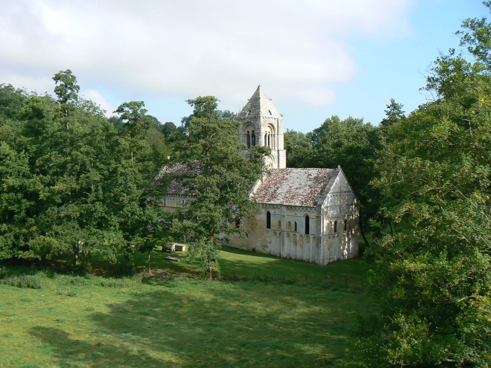 Photo showing: Vieille eglise de thaon.JPG