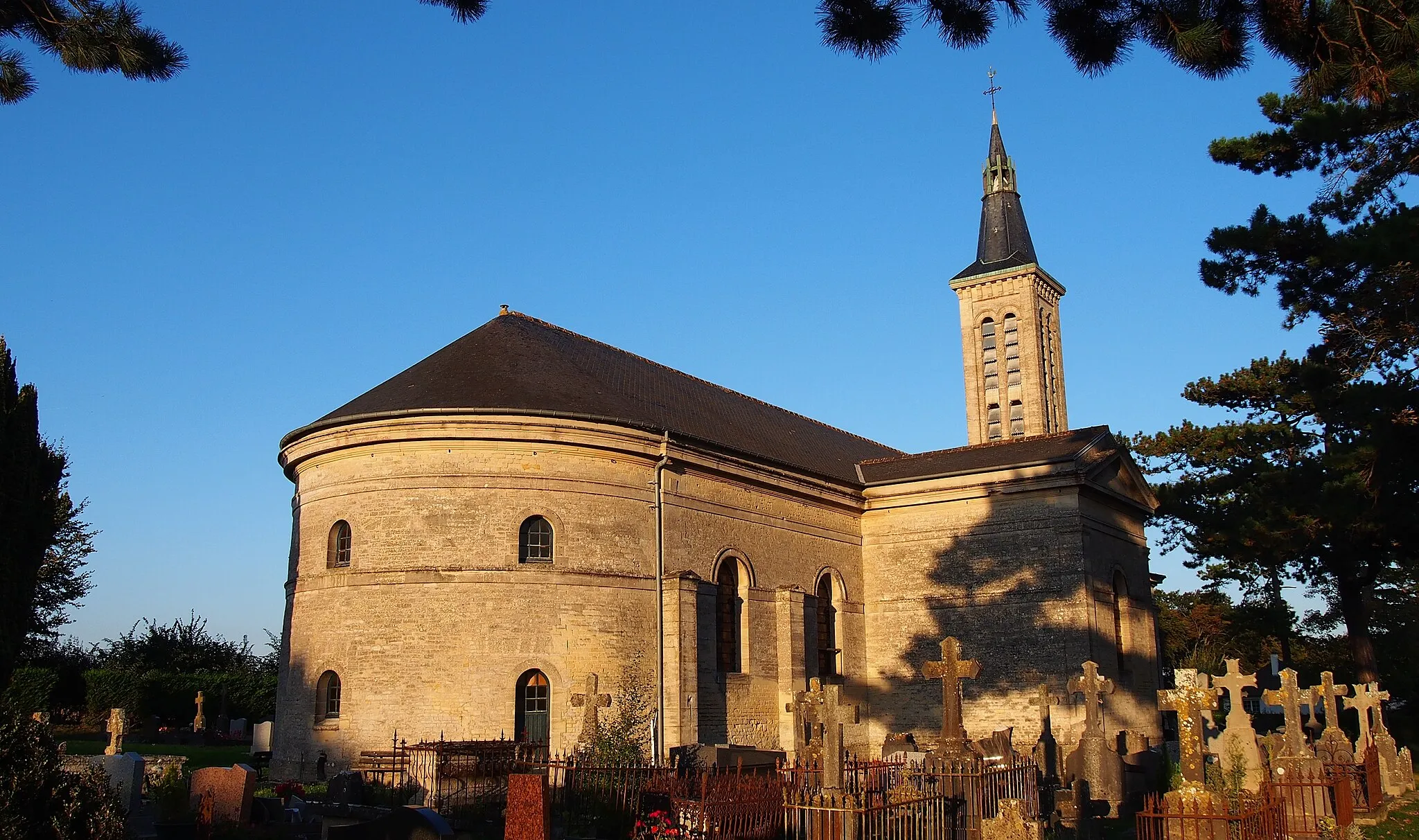 Photo showing: Thaon (Normandie, France). La nouvelle église Saint-Pierre.