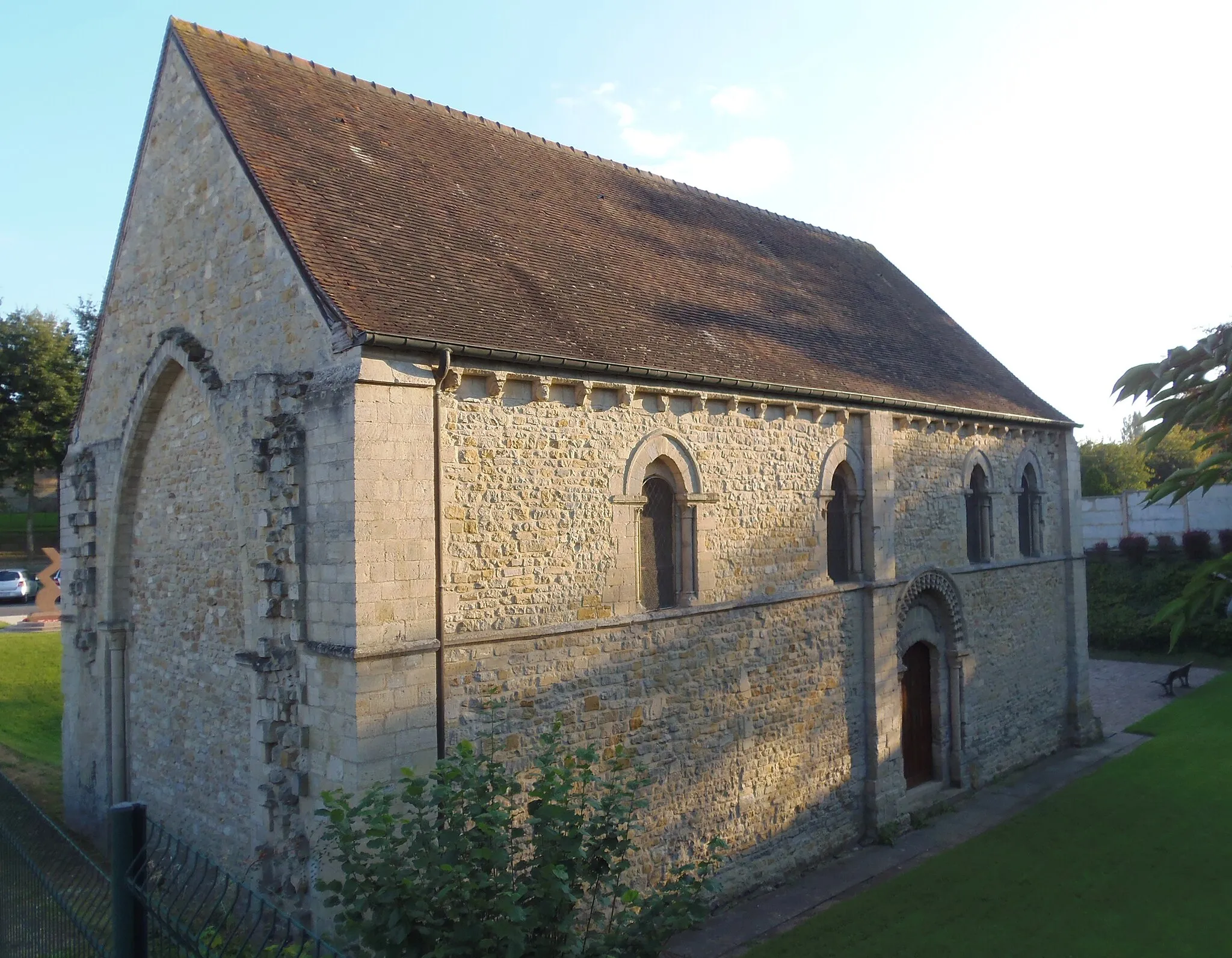 Photo showing: Tilly-sur-Seulles (Normandie, France). La chapelle Notre-Dame-du-Val, musée de la bataille de la commune.