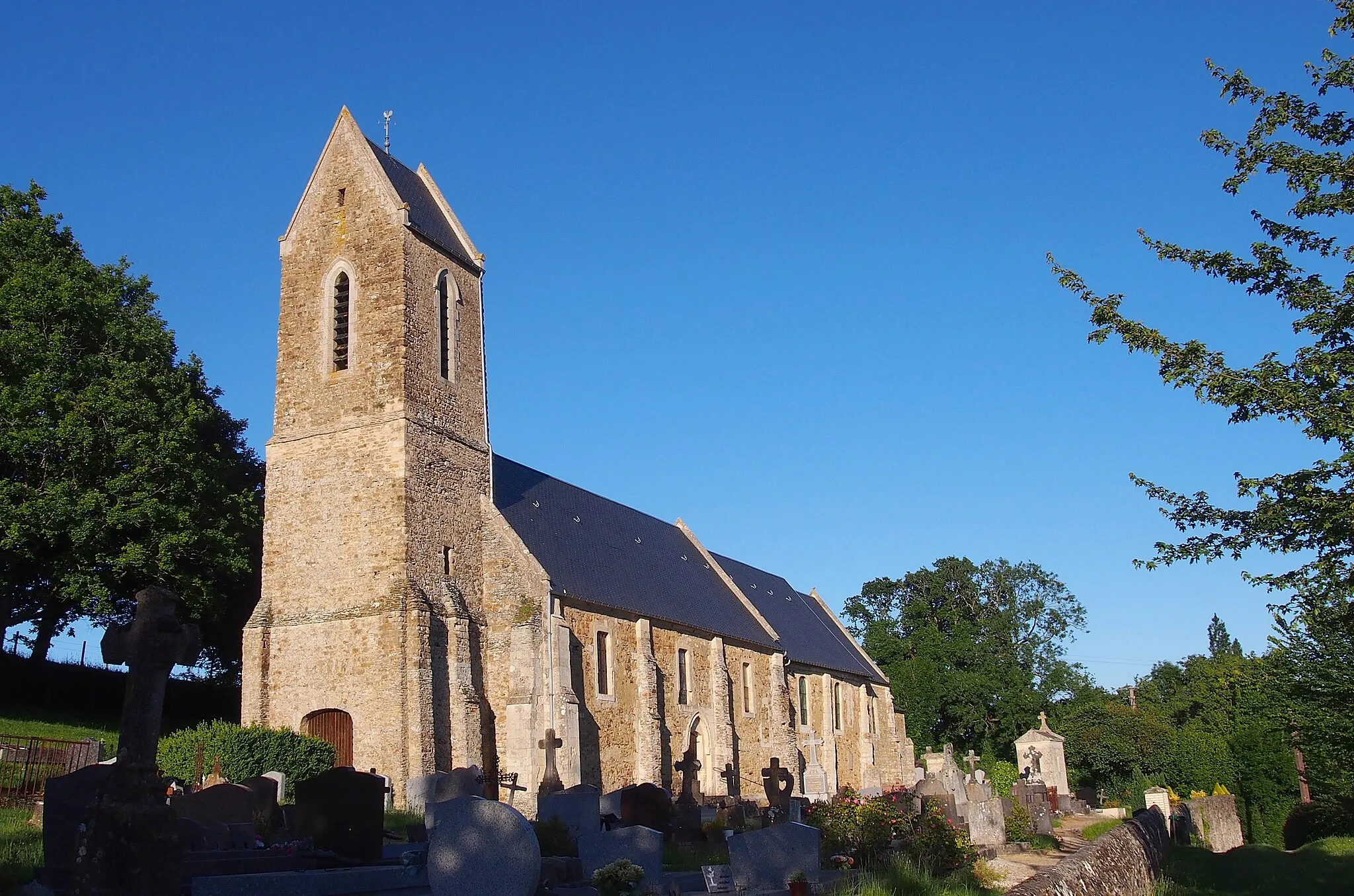 Photo showing: Tournay-sur-Odon (Normandie, France). L'église Saint-Pierre.