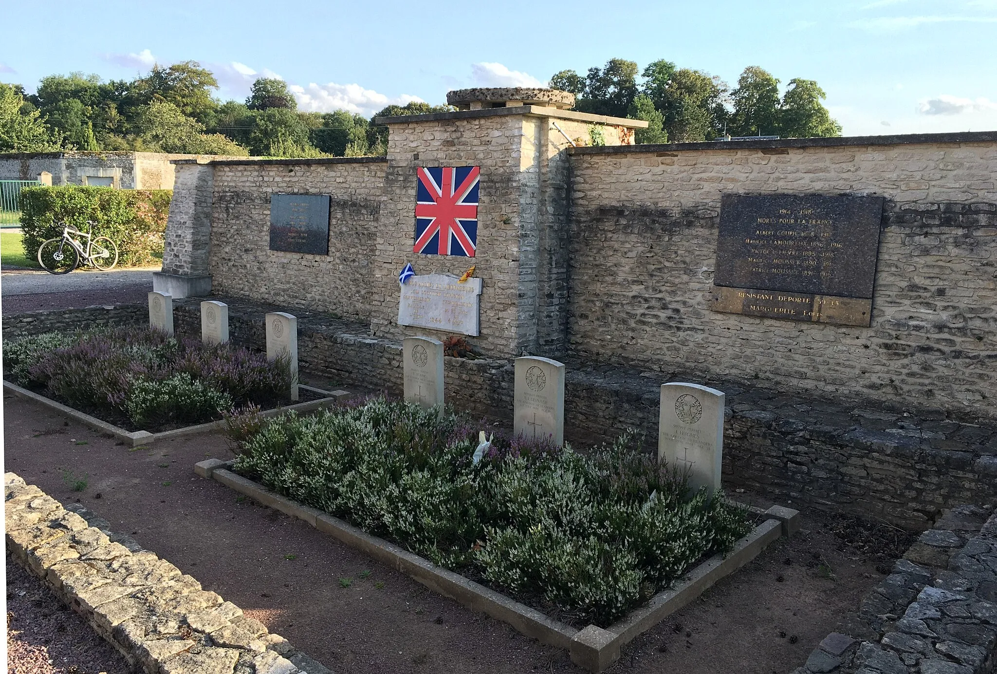 Photo showing: Memorial site dedicated to the 15th Scottish division involved in the battle of Odon, civilians who perish during the events and plaque commemorating local soldiers who died during WW1 and WW2. 6 British soldiers are also buried at the site