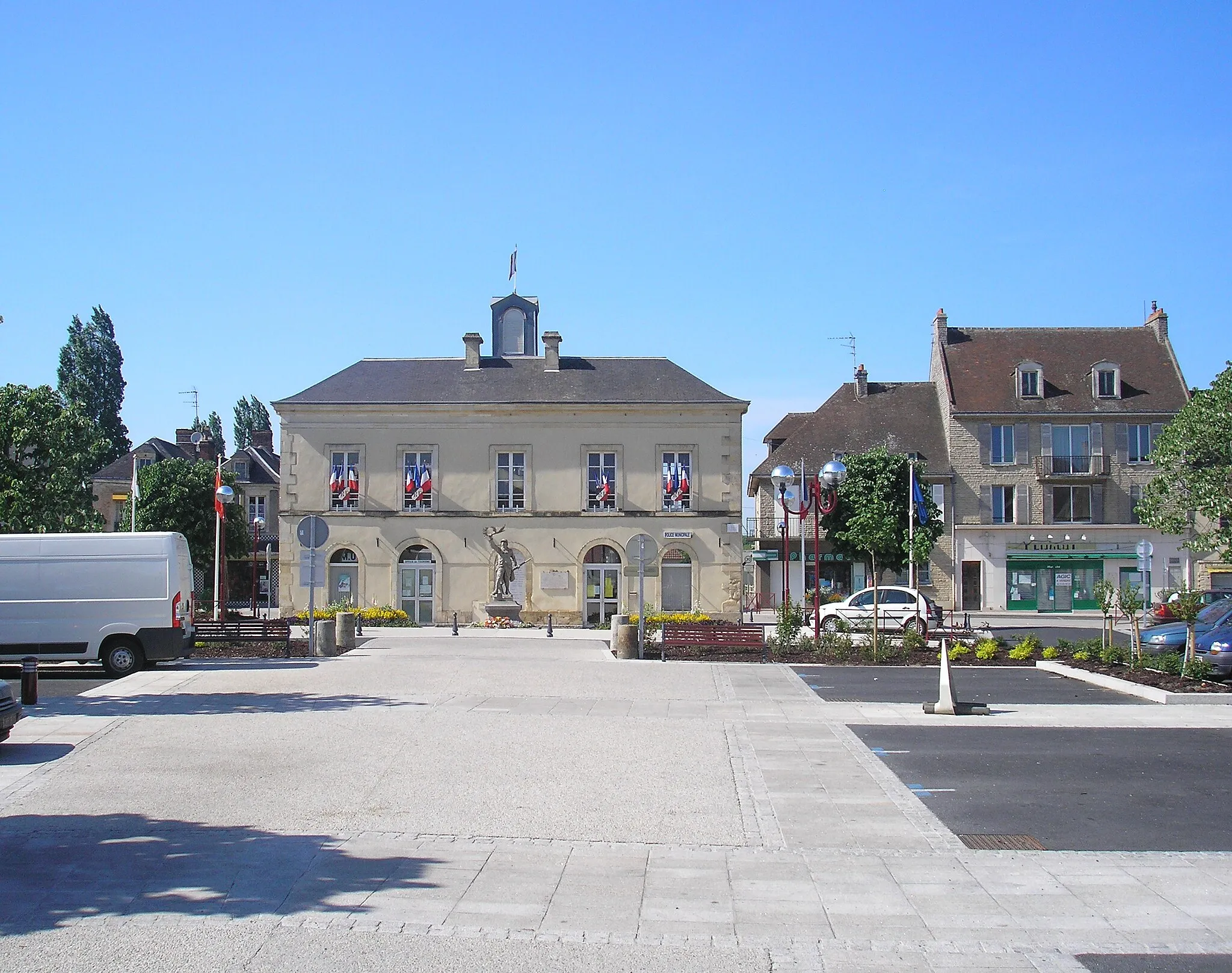 Photo showing: Troarn (Normandie, France). La place Paul Quellec.