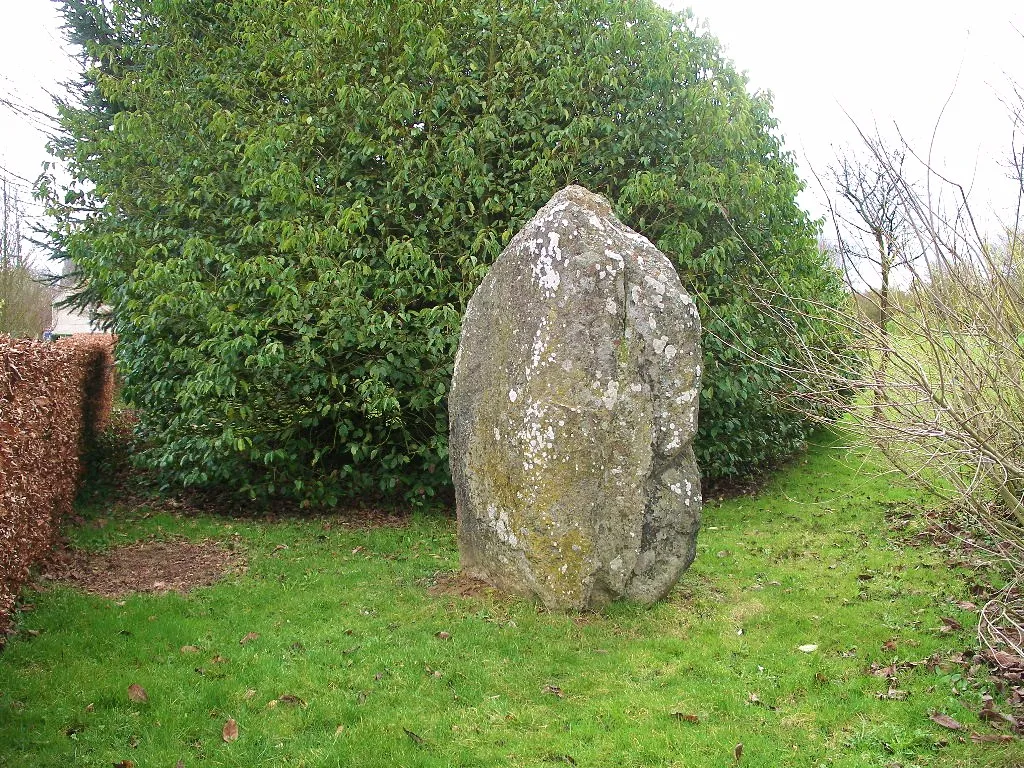 Photo showing: Menhir de la Pierre du Pot à Ussy (Calvados)