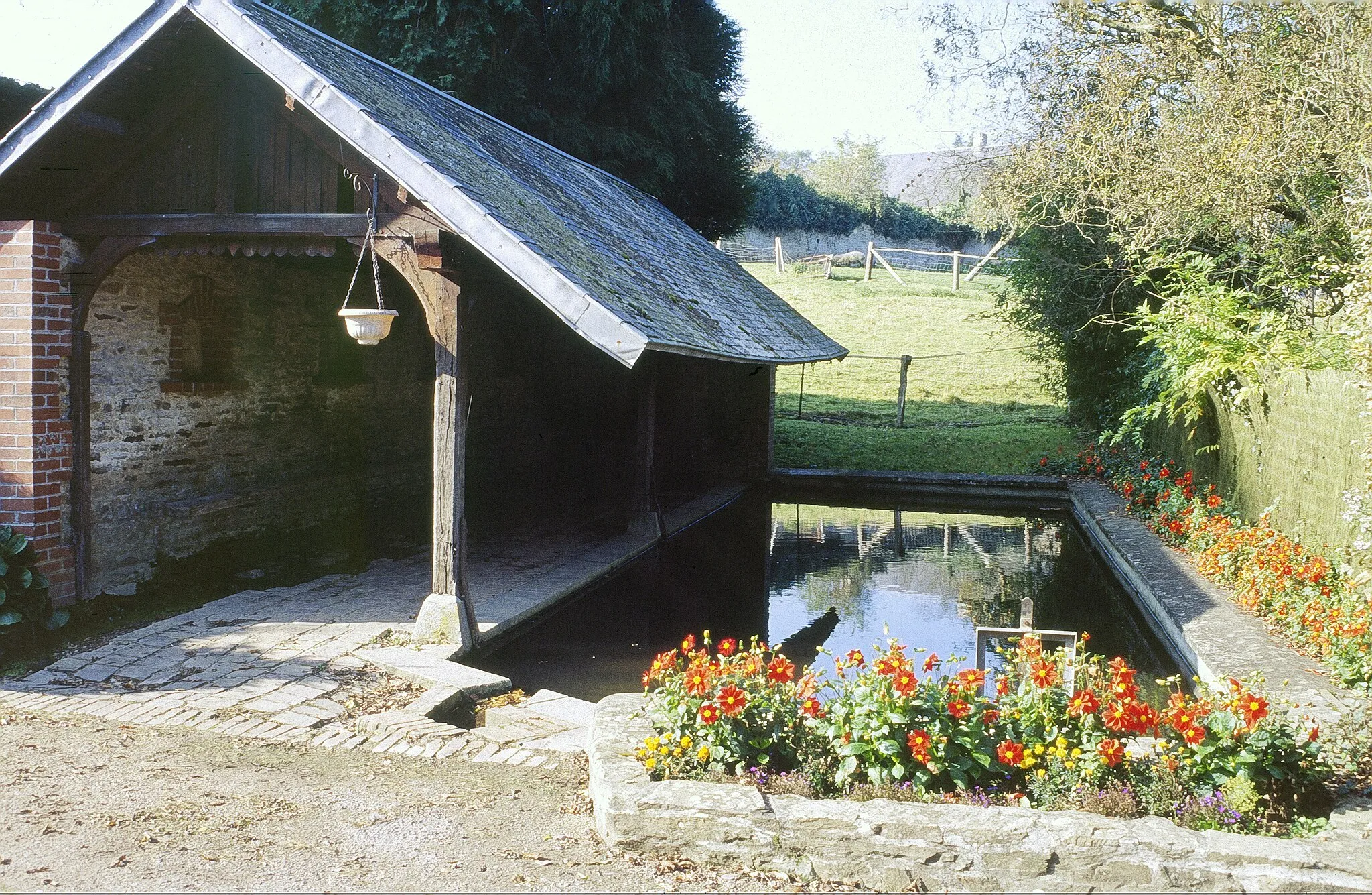 Photo showing: The wash house in Neuilly-le-Malherbe