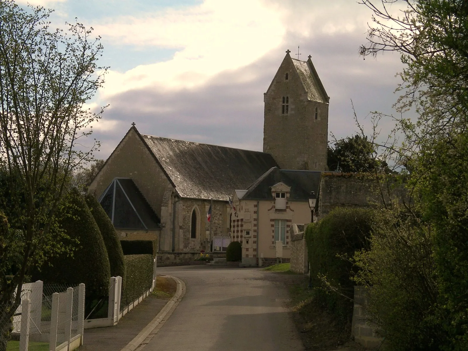 Photo showing: Eglise et mairie de Vacognes, commune de Vacognes-Neuilly (Calvados)