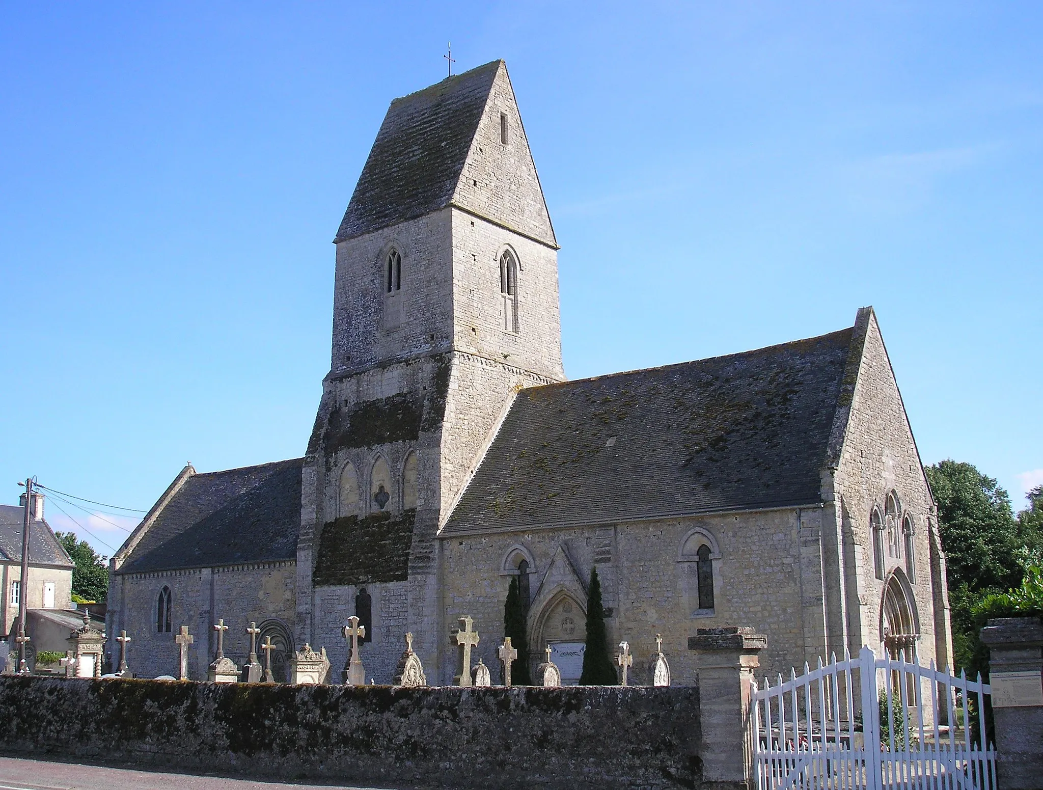 Photo showing: Vaucelles (Normandie, France). L'église Saint-Cyr-et-Sainte-Julitte.