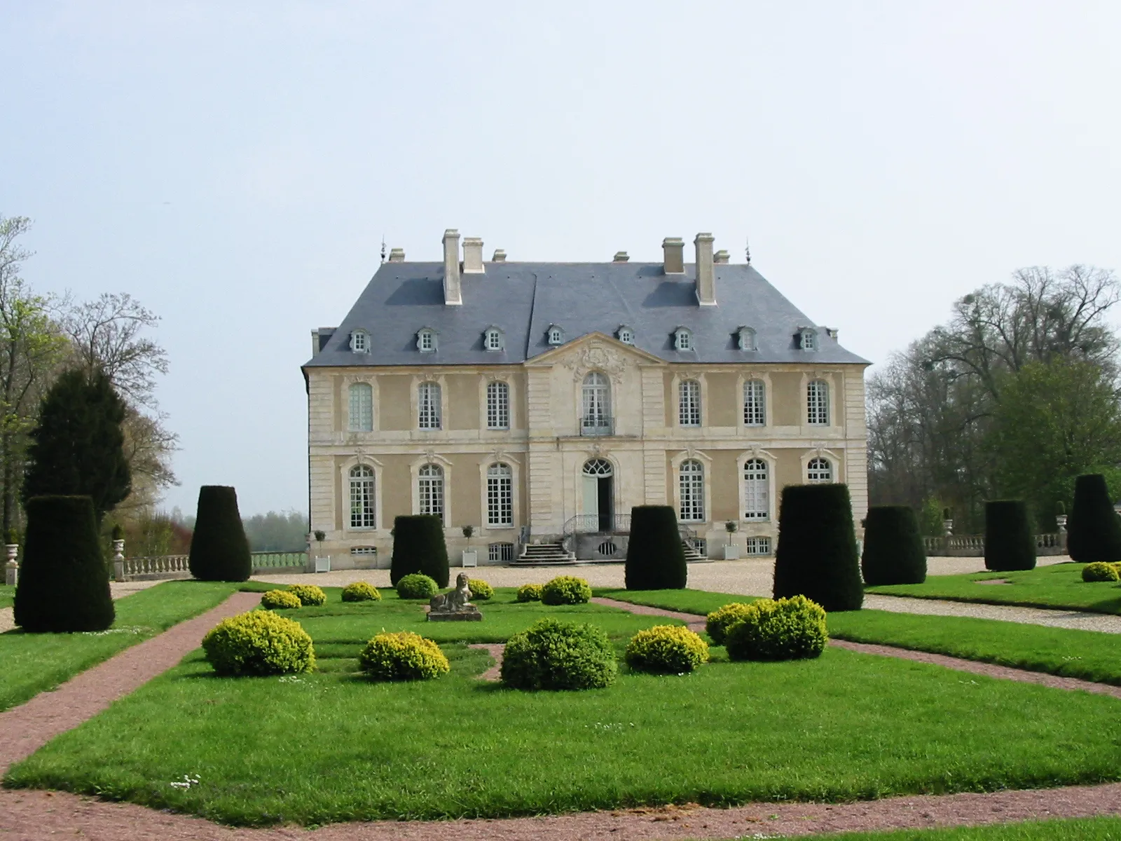 Photo showing: Garden and facade of castle (Normandy, France)