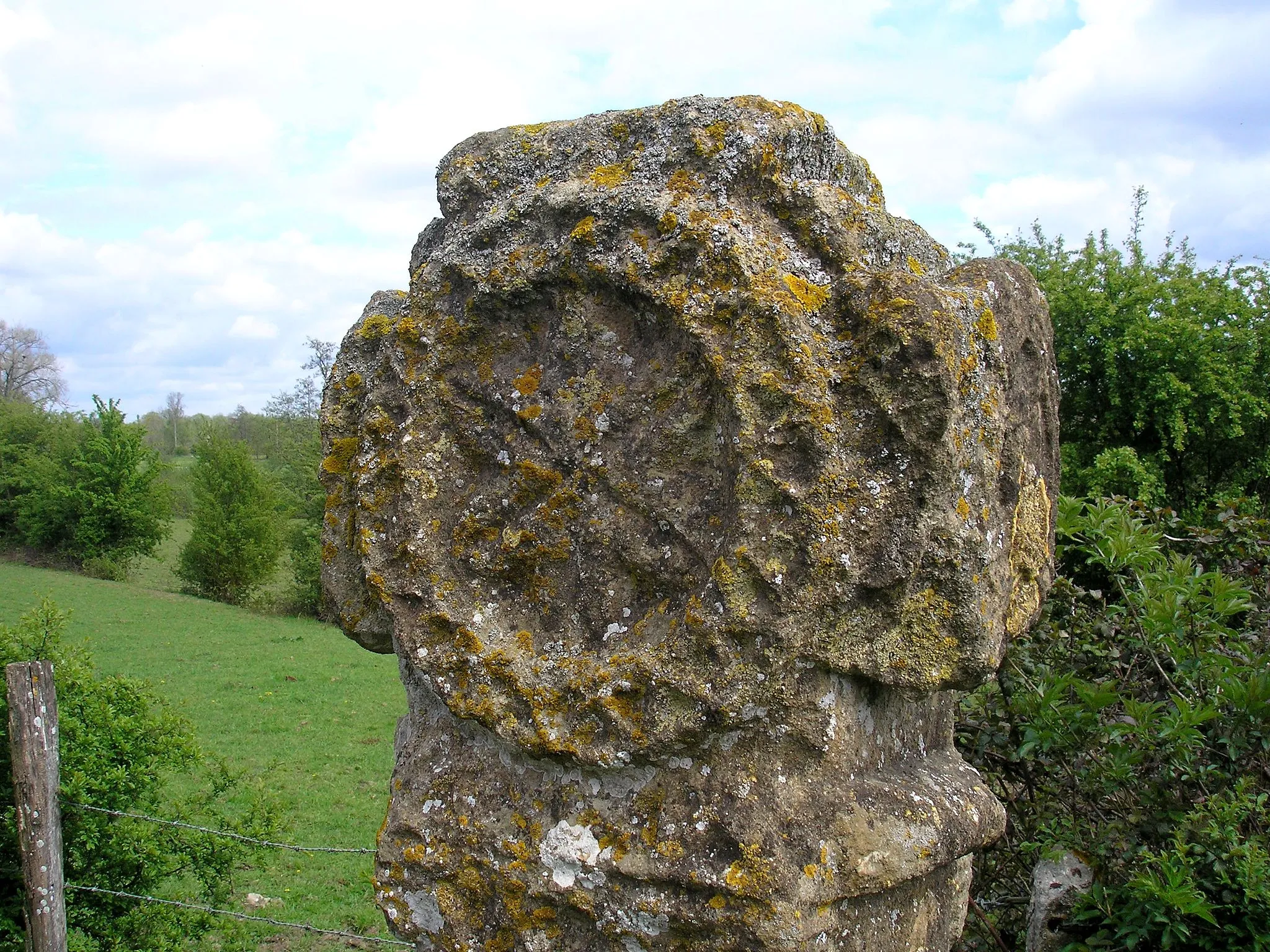 Photo showing: Vendeuvre (Normandie, France). Tête de la croix romane de Grisy.