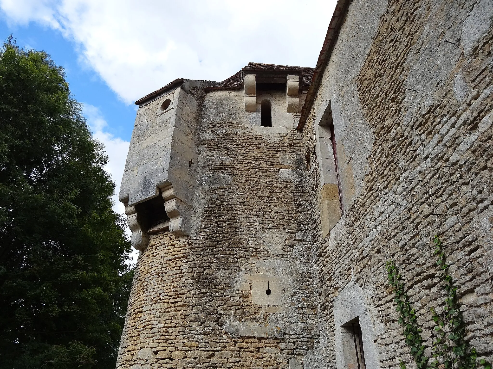 Photo showing: Château de Vicques (Calvados), L'ancien logis du château était défendu par deux bretèches et des meurtrières.