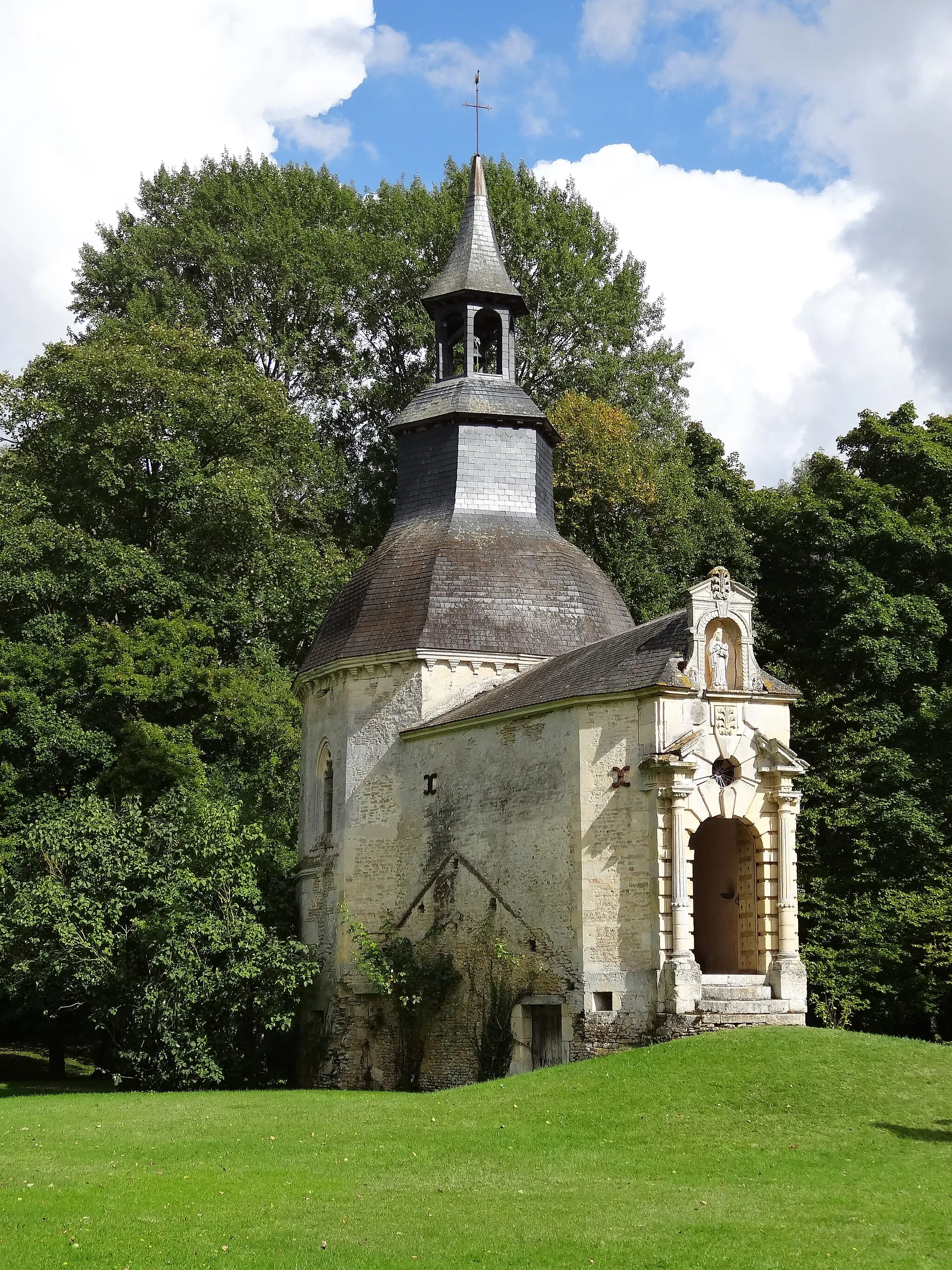 Photo showing: Château de Vicques (Calvados) La nef de la chapelle a été agrandie en 1601.