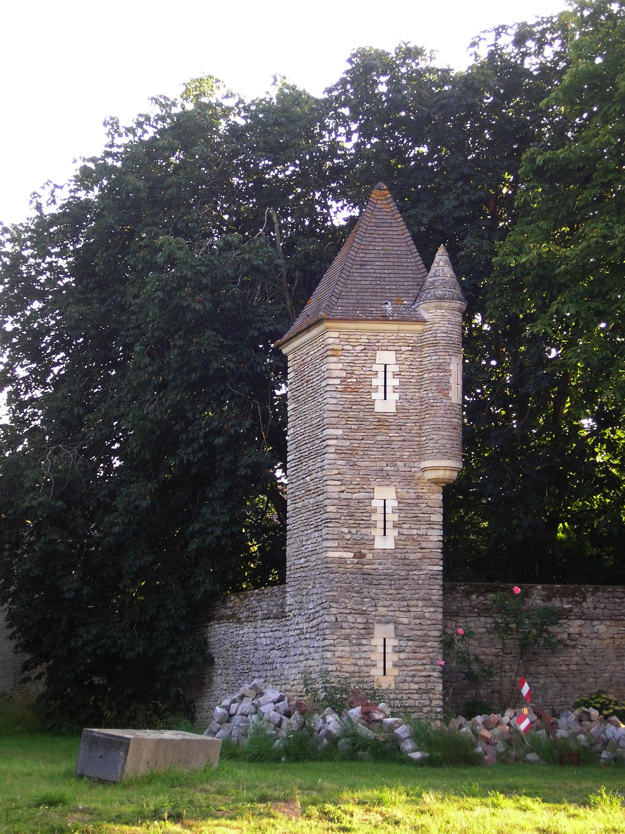 Photo showing: Vieux-Fumé (Normandie, France). Tourelle à échauguette à Quatre-Puits.