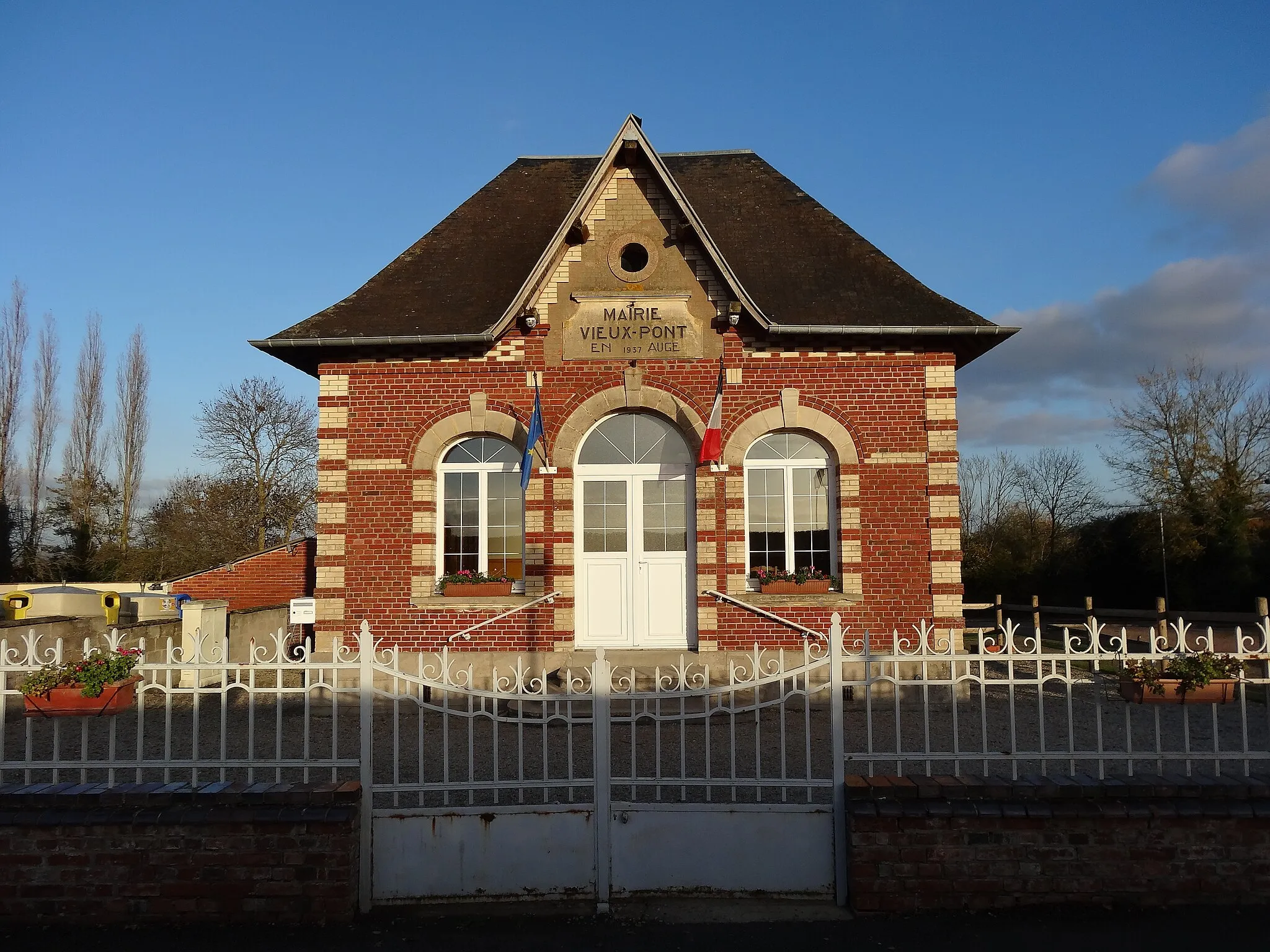 Photo showing: mairie de Vieux-Pont-en-Auge