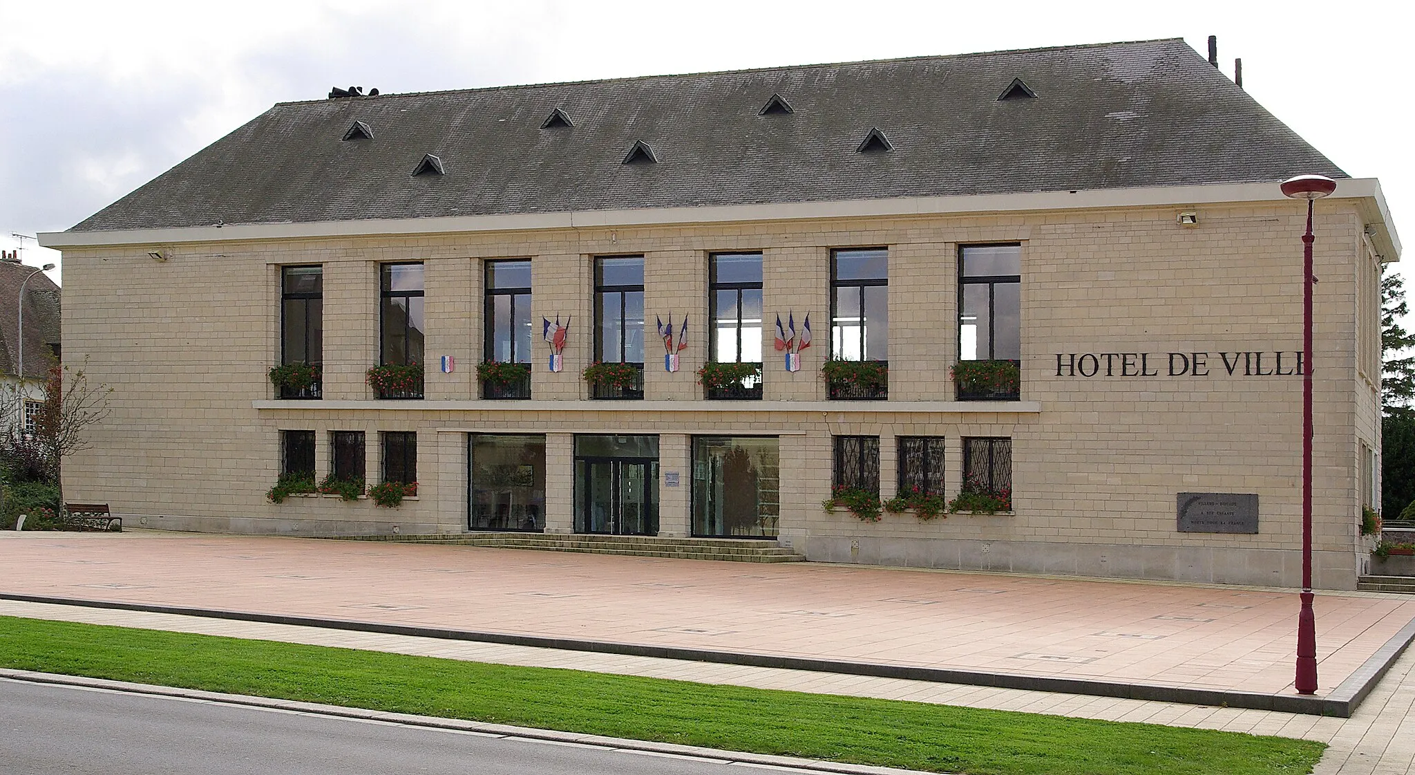 Photo showing: The Town hall of Villers-Bocage.