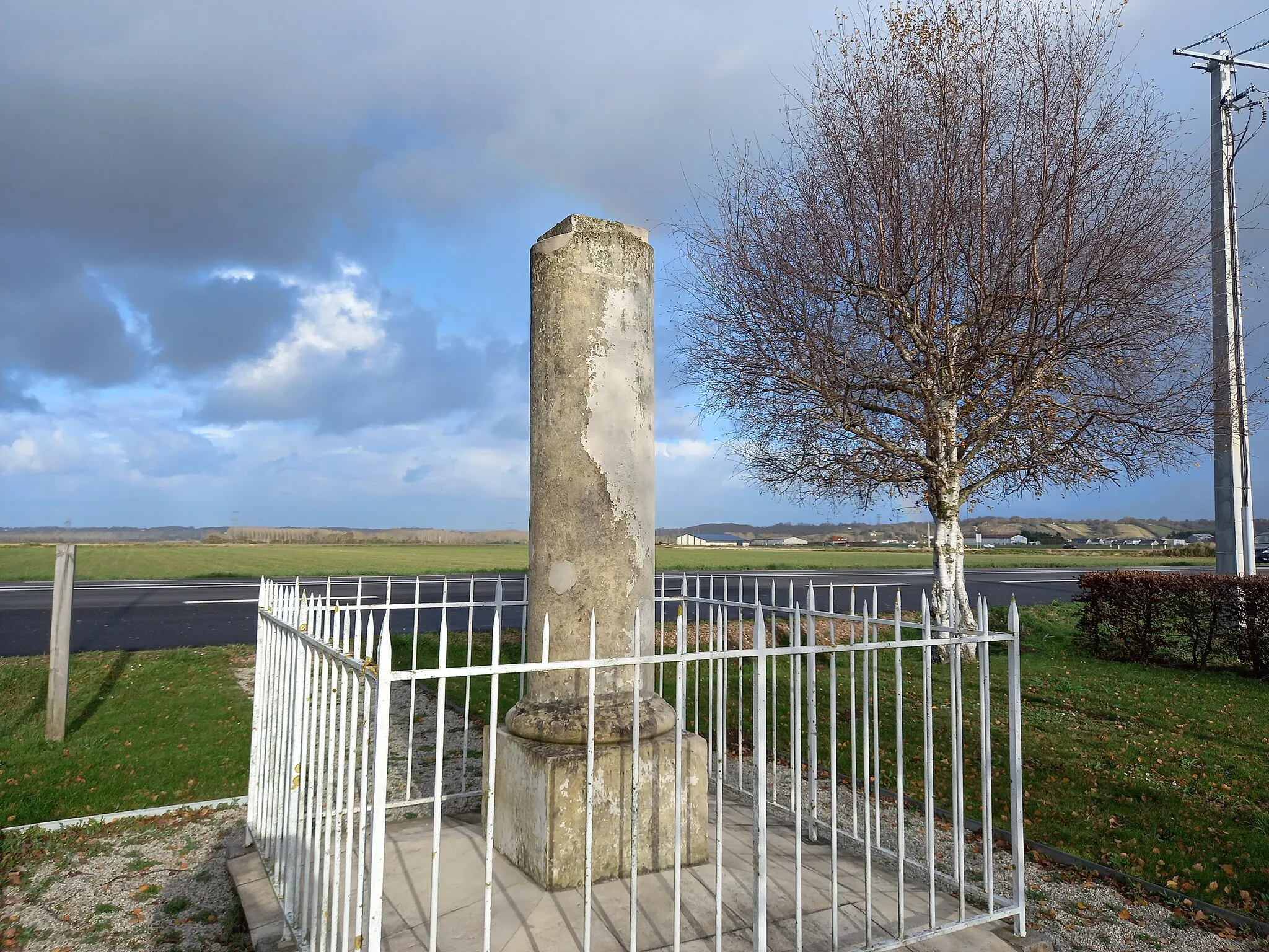 Photo showing: colonne commemorative vimont