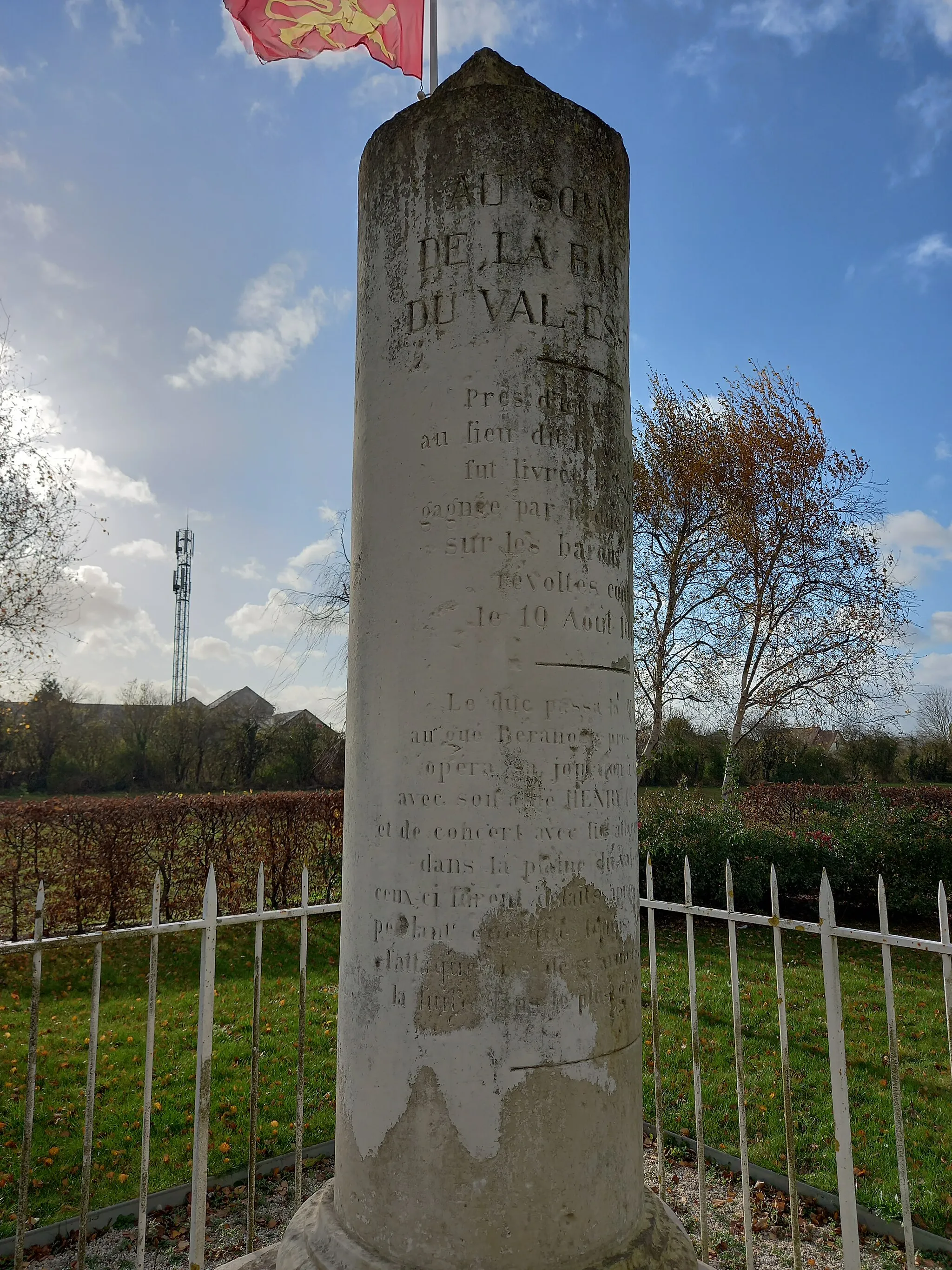 Photo showing: colonne commemorative vimont